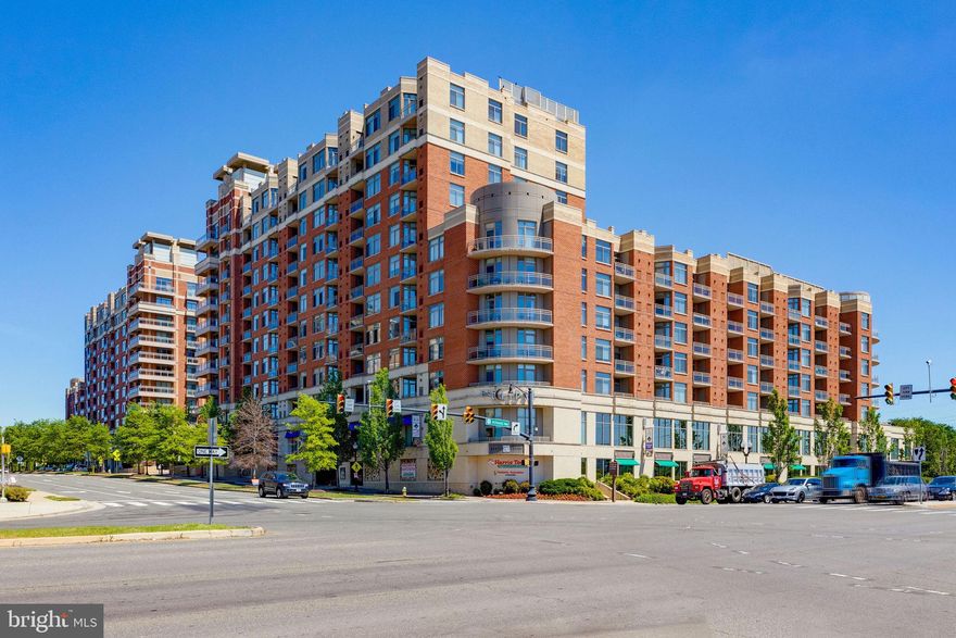 Beautiful contemporary one-bedroom unit available for rent. Features include stainless steel appliances, granite countertops, and in-unit washer and dryer. One reserved underground parking space (RP2-457) is included in the rent. Please note, no pets are allowed in this building.

Conveniently located next to Potomac Yard Shopping Center, a scenic bike path, and with a Harris Teeter grocery store in the building.

Community amenities include a fitness center, 7th-floor owners' lounge, pool, theater room, and club room.