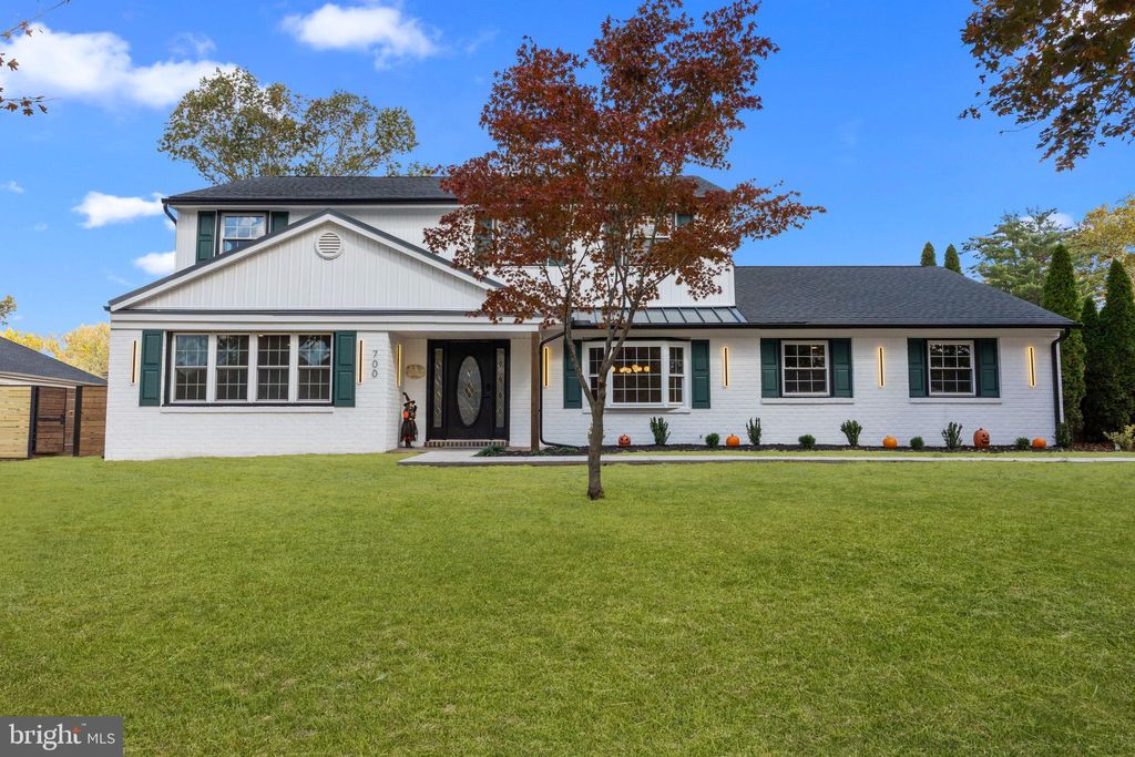Photo of 700 Ardsley Court, YARDLEY, PA 19067 (MLS # PABU2108324)