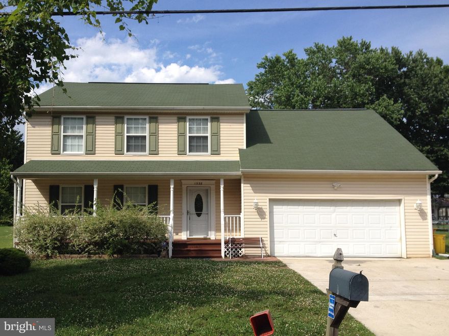 Wonderful home on Saunders Point.  4BR, 2.5 BA, Granite Counter tops, Kitchen open to Living room.  Large open yard and walking distance to the water.