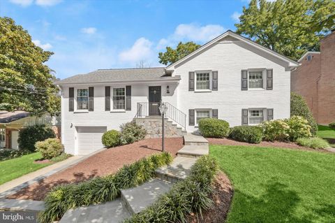 Photo of 5813 Ogden Court, BETHESDA, MD 20816 (MLS # MDMC2201048)