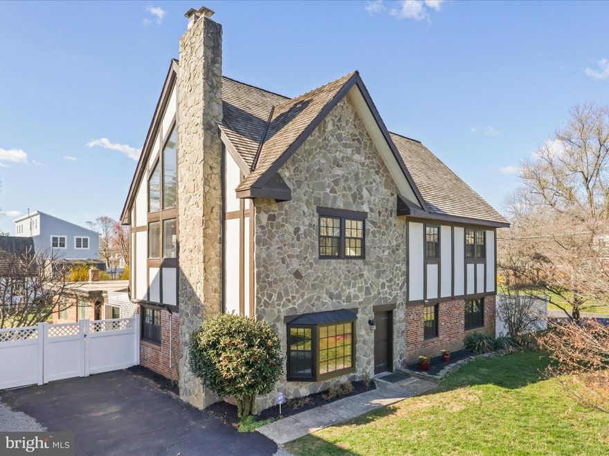 Water lovers Paradise!  STEPS to the Occoquan Bay & Potomac River.  NO HOA!!! FHA loan ASSUMPTION at 4%!!  Unique Tudor style home with 2 main level bedrooms & baths, with an additional 2 bedrooms and 1 full bath on the second level.  Stunning 2nd level great room with cathedral ceilings and abundant light.   3rd level Bonus Room accessed via spiral staircase.   Main level 3 season room for entertaining/playing/storage.   Back yard fully fenced (2021) with a storage shed, and gravel area perfect for a fire pit & outdoor movie screen!. All this situated on a corner lot with water views from the front yard!  The water is a short walk away!!   All the dark-brown framed windows in the home are new  (replaced in 2022 & Andersen warranty conveys).  Second level-newish HVAC system.  Main level serviced via 3 split  heat/ ac units.   Sold "AS IS".    

Access to Private Community beach & park. Close to 2 VRE stations, Hot Lane access, Veteran's Park, Neabsco Boardwalk, Occoquan Wildlife Preserve, Stonebridge Shopping Center, Commuter Garage,  Potomac Mills Mall,  Rte 1 & 1-95.