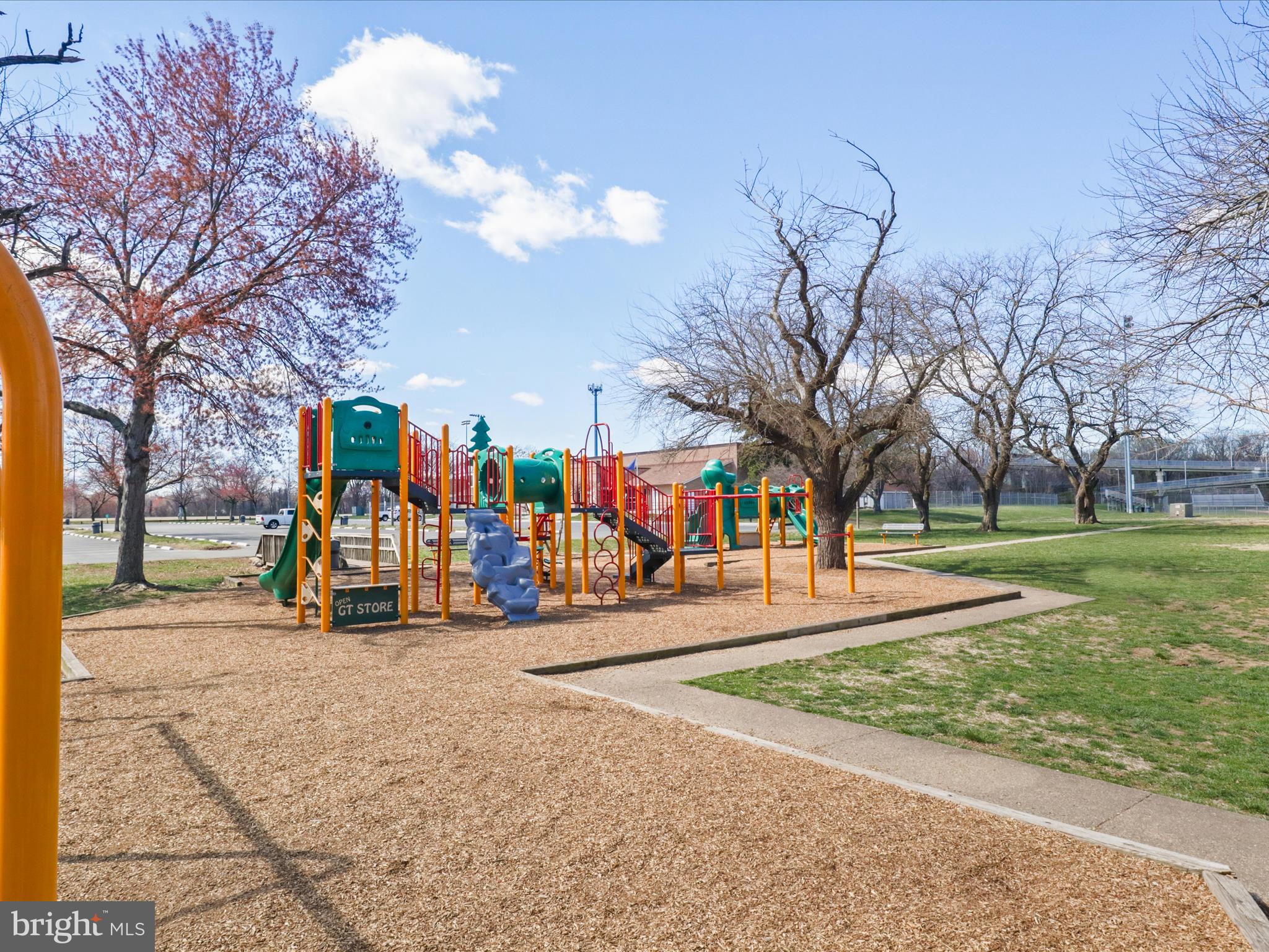 FEATHERSTONE SHORES - Residential