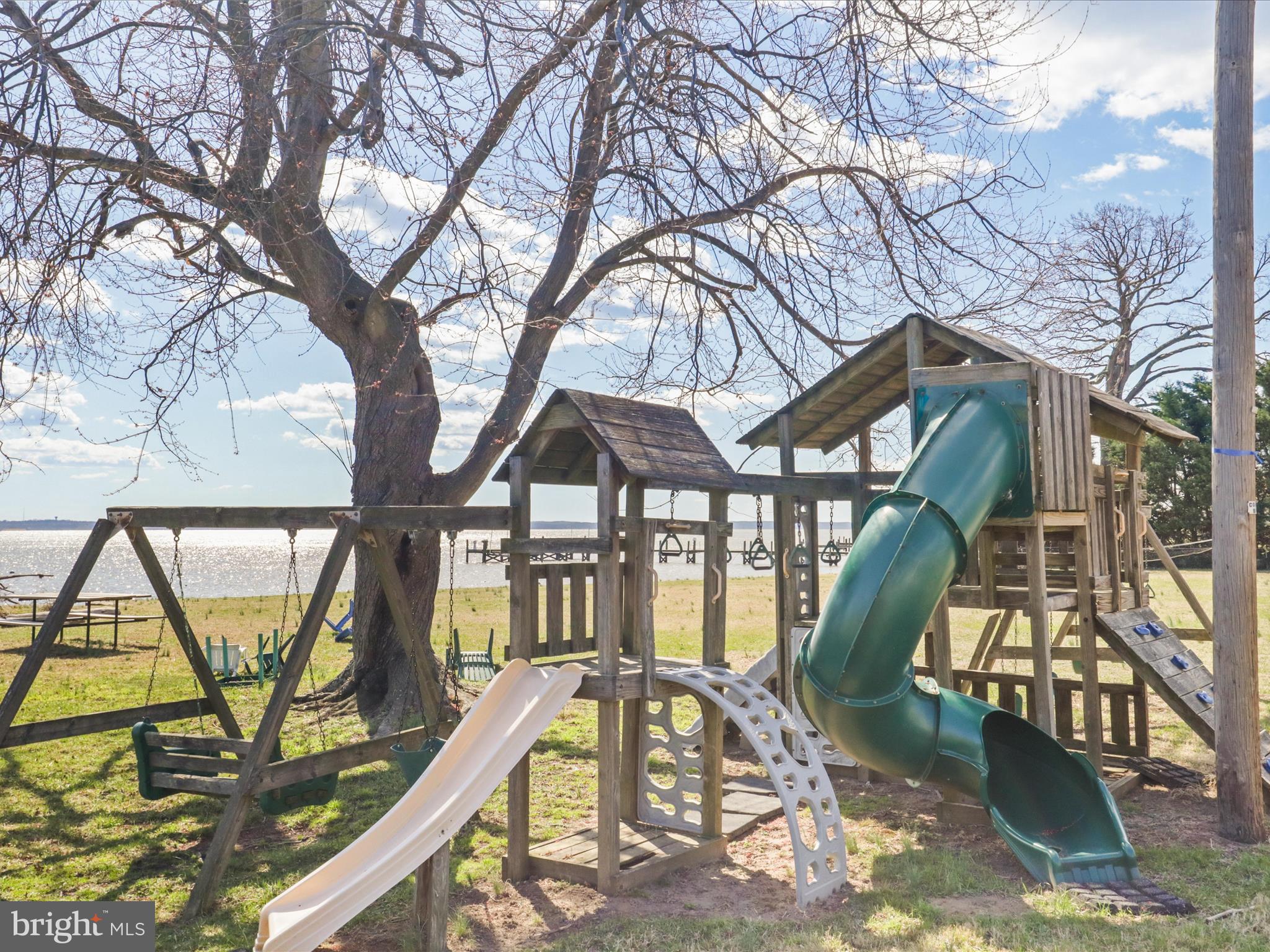 FEATHERSTONE SHORES - Residential