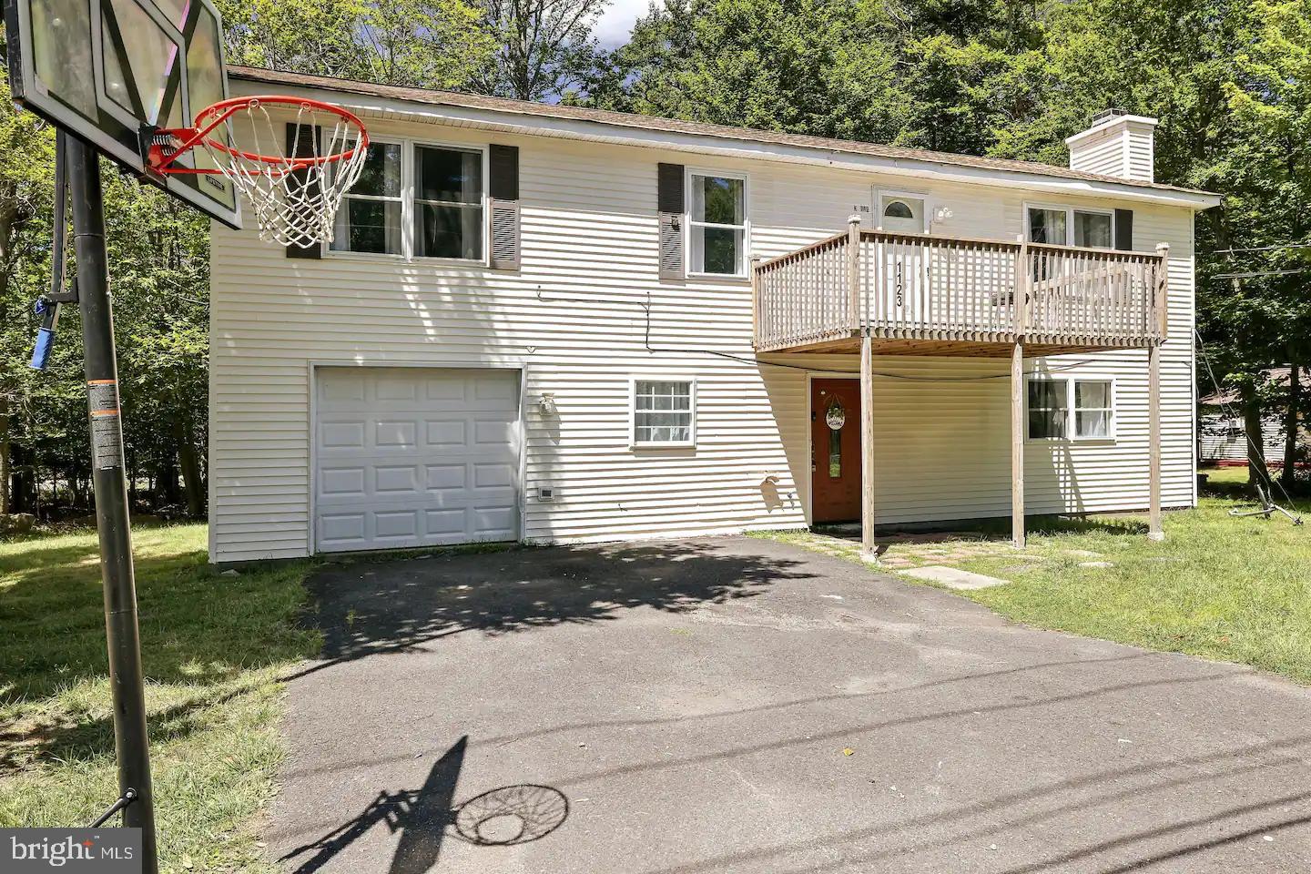 1123 KNOLLWOOD DRIVE