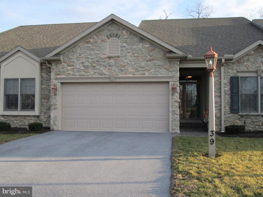 Luxury Condo........one-story, carefree living! Formal dining room, gourmet kitchen, gas fireplace, master suite w/ full bath, vaulted ceilings and a 1st floor laundry.