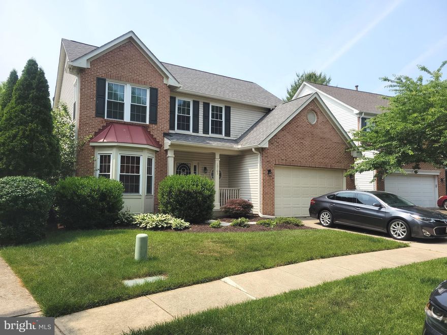 Single family home Located in Woodview Village.  Convenient to shopping and Metro.