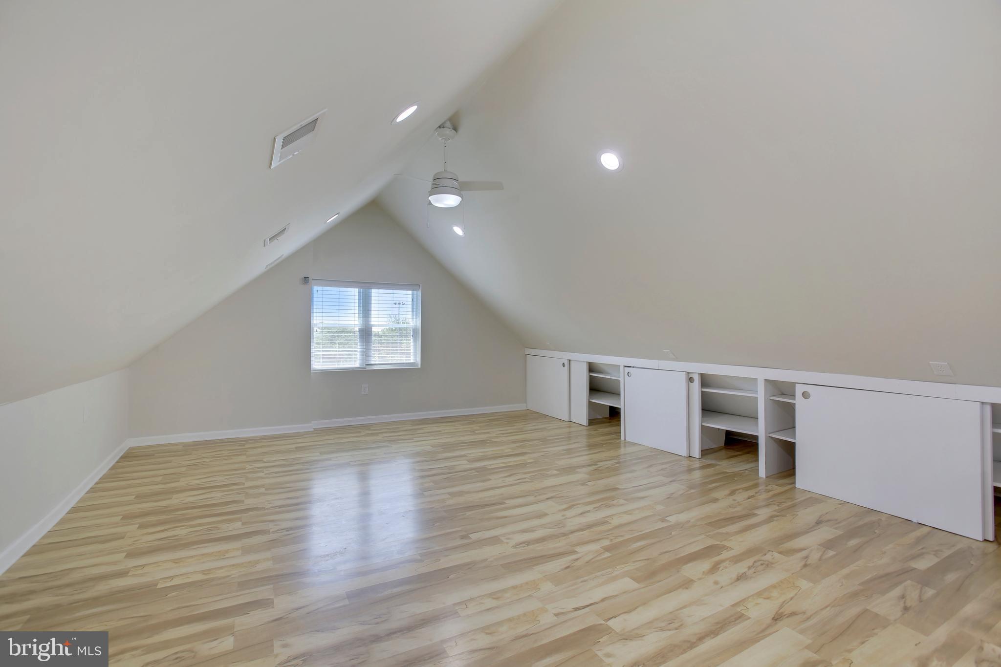 HIGHVIEW PARK - Residential Lease