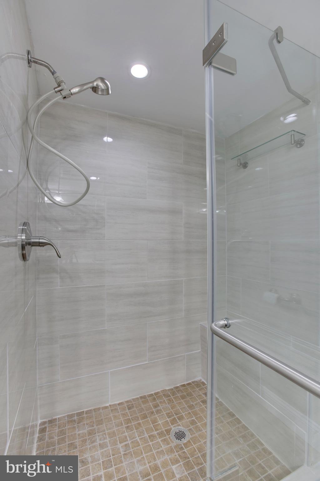 HIGHVIEW PARK - Residential Lease