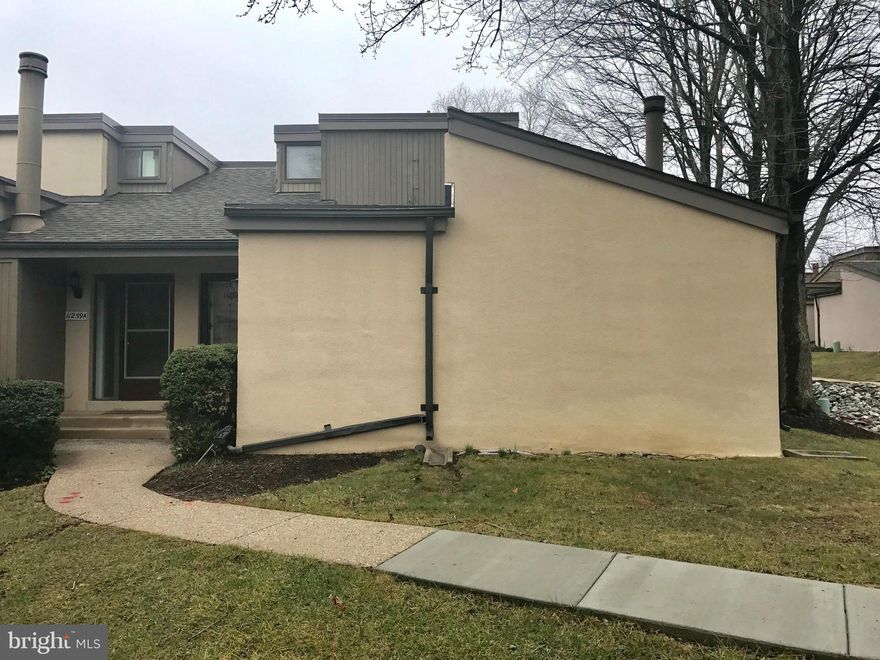 Beautifully maintained and ready for you! Family room with fireplace and main floor master bedroom.  Open and spacious floor plan. Fenced rear yard with deck that is perfect for entertaining. Spacious bedrooms with built-ins. Lease includes a washer and dryer.  You don't want to miss this one. Could be a 3 bedroom by using the loft area as bedroom 3.