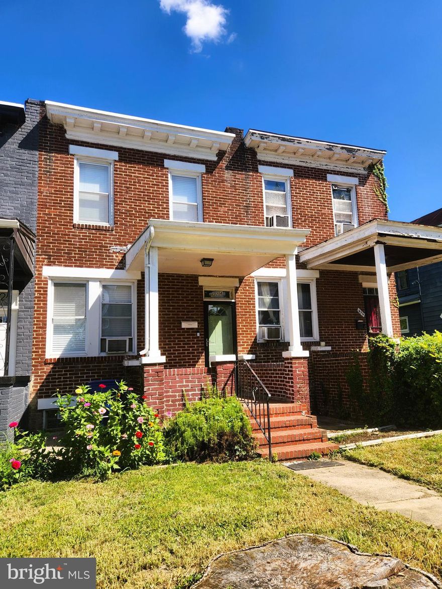 This home is bright and airy!
The floorplan is traditional with a large living room, formal dining room and kitchen on the main level.
The kitchen has gas cooking, custom cabinetry, modern countertops and access to the deck in the backyard.
There is hardwood flooring throughout.
The bedrooms are upstairs. The main bedroom connects to a den or bonus room and has it's own private deck.
The full bath is conveniently located by both rooms.
Skylights bring in additional light.
The basement is unfinished and there is ample room for storage. The W/D is located there with access to the back yard.
Pet Friendly - 1 small pet under 30lb welcome!
Parking is on the street.
Make this your next home! Contact us today for a viewing today!.