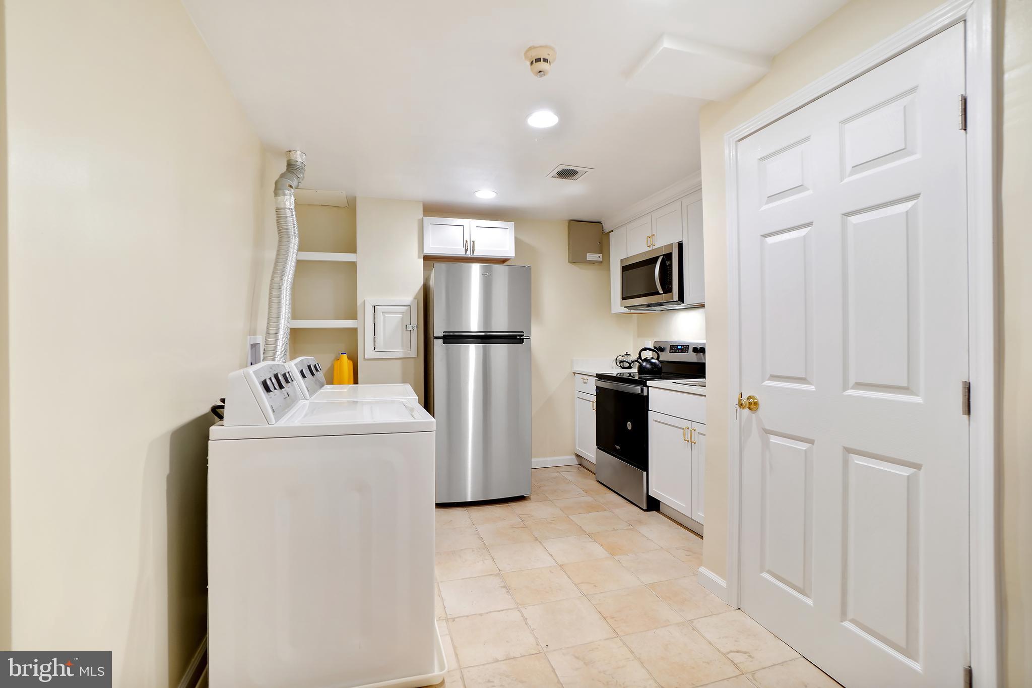 WHITE OAK MANOR - Residential Lease