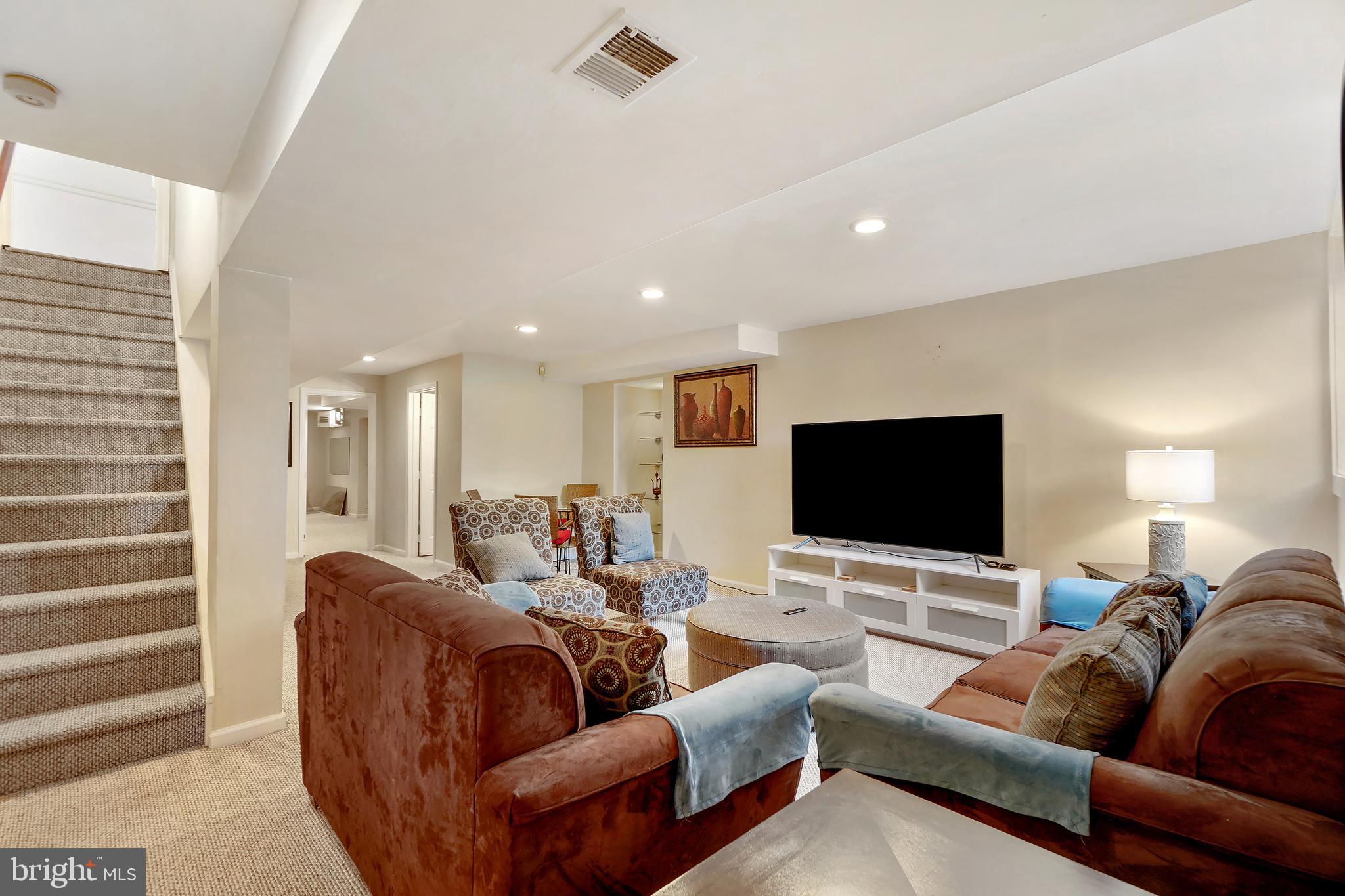 WHITE OAK MANOR - Residential Lease