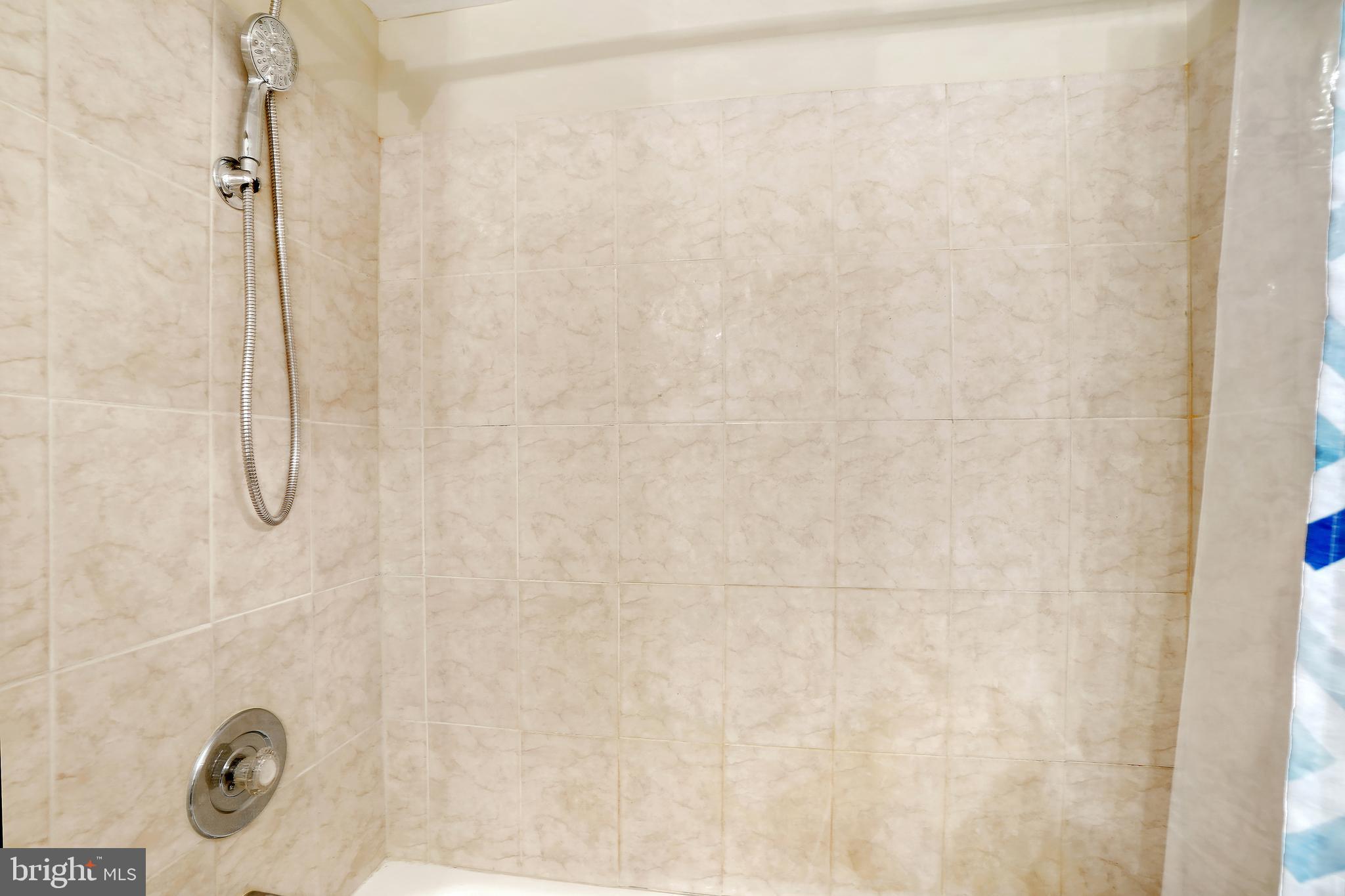 WHITE OAK MANOR - Residential Lease