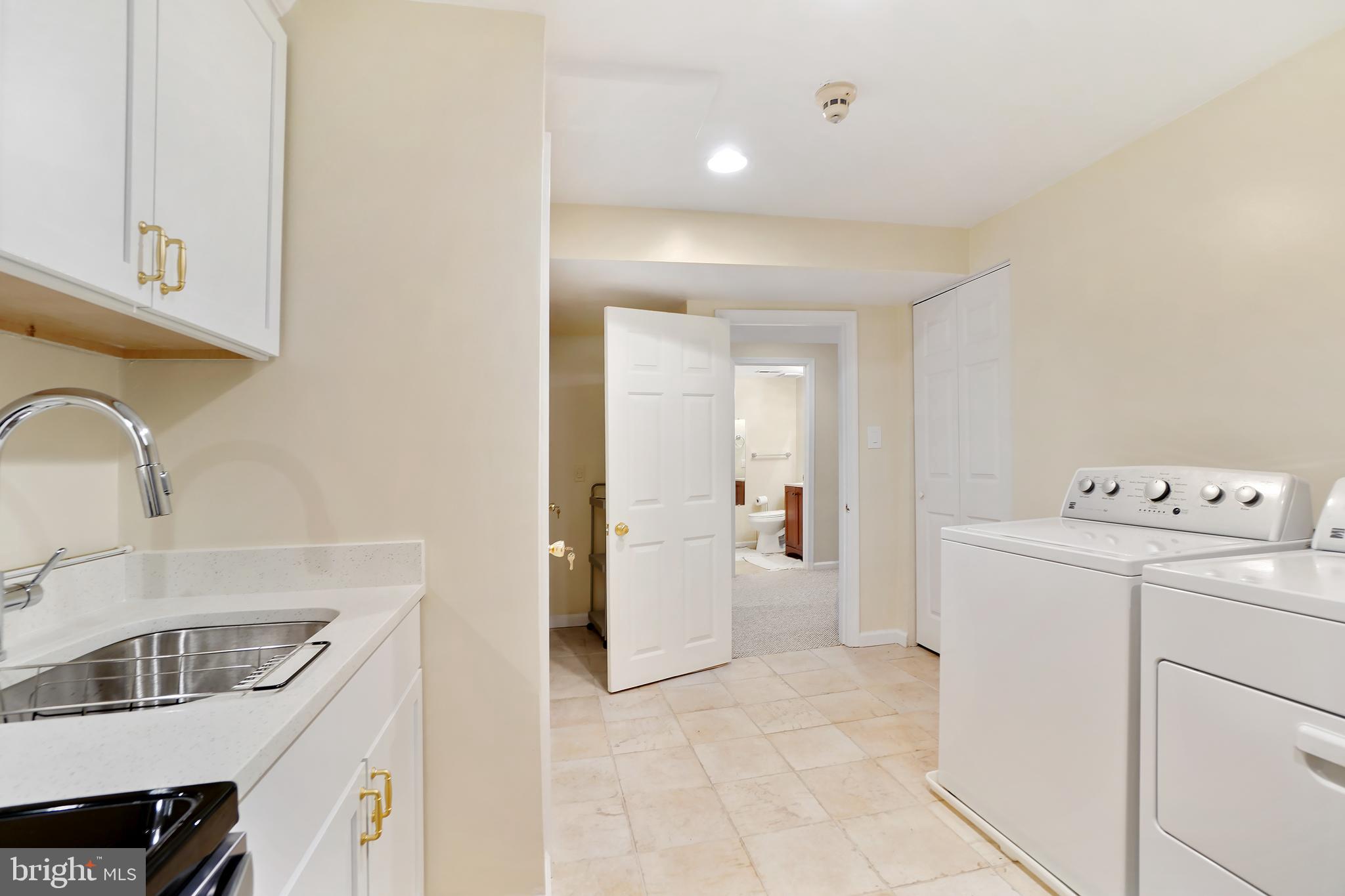 WHITE OAK MANOR - Residential Lease