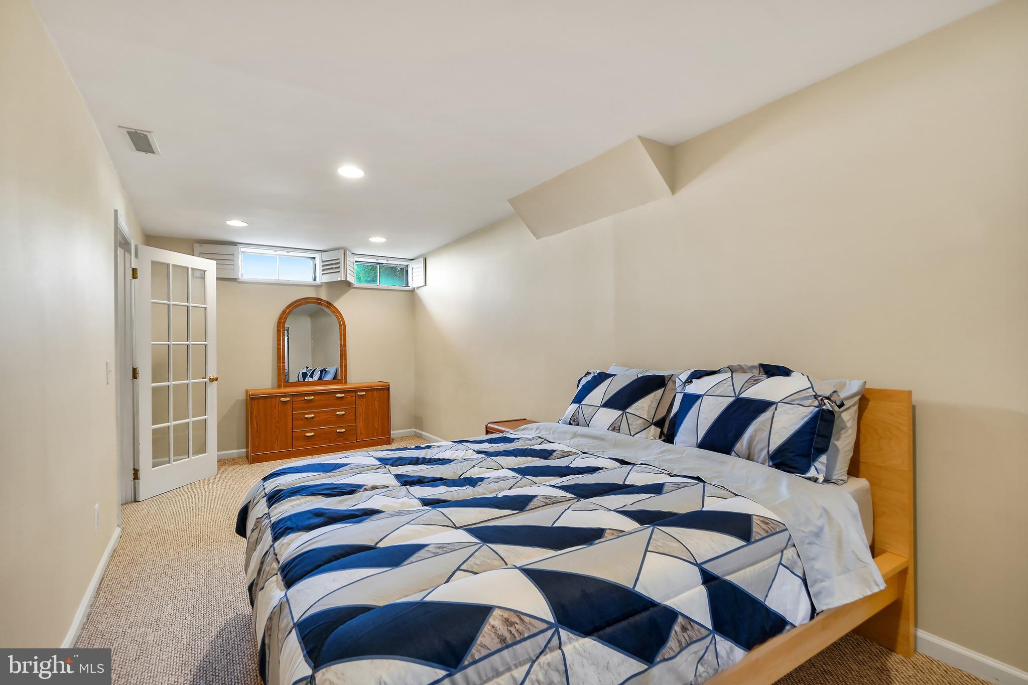 WHITE OAK MANOR - Residential Lease