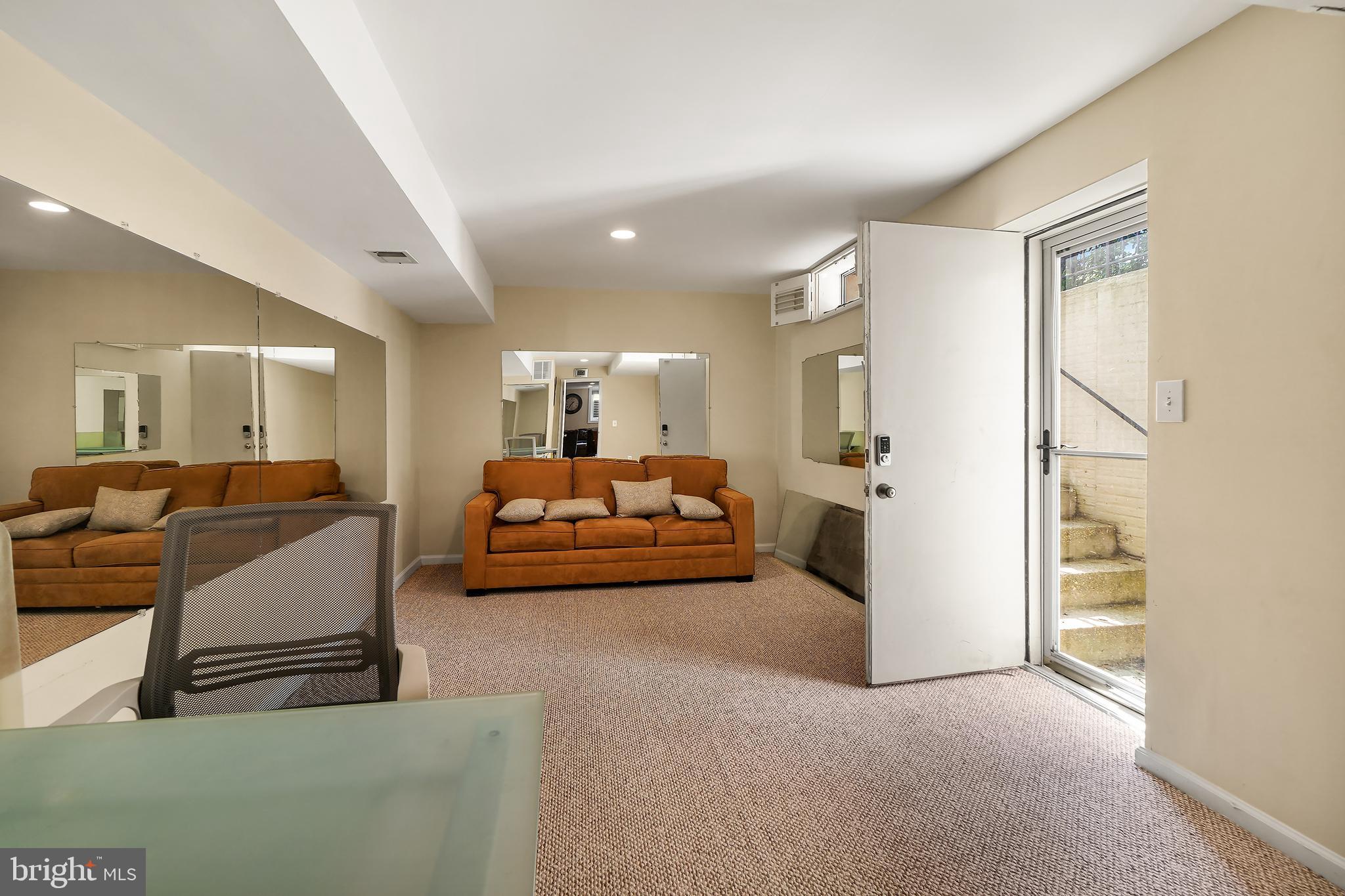 WHITE OAK MANOR - Residential Lease