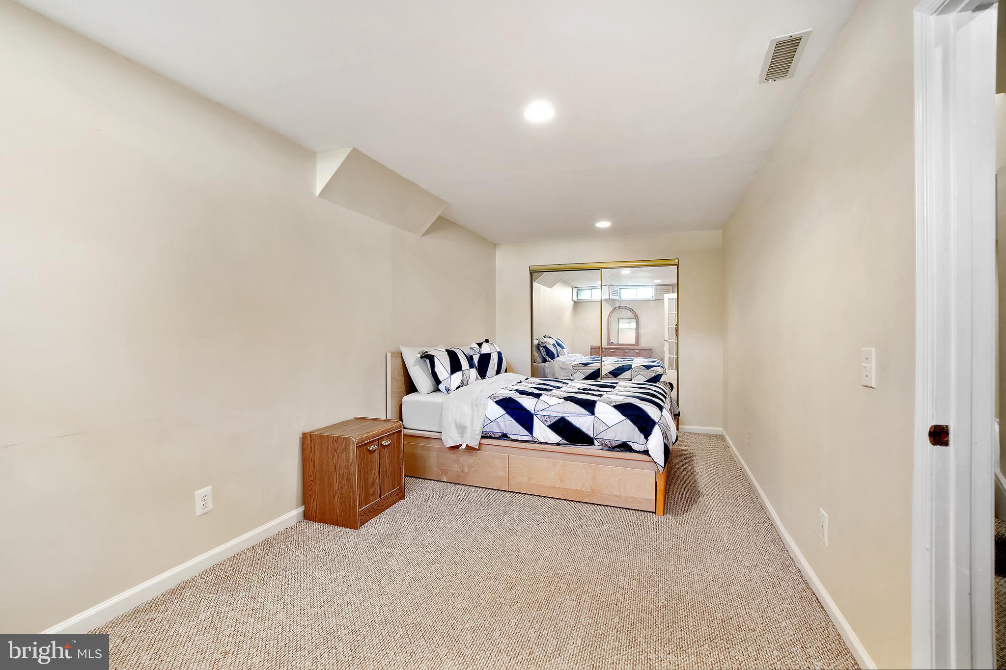 WHITE OAK MANOR - Residential Lease