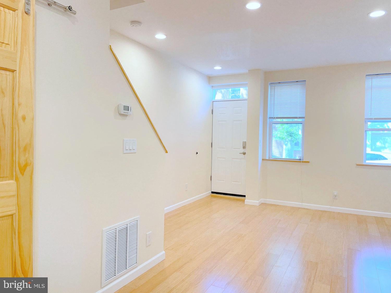 748 CATHARINE STREET - Photo 2
