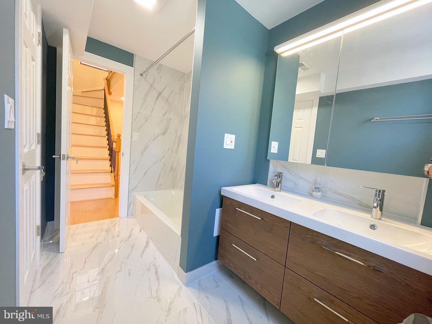 748 CATHARINE STREET - Photo 4