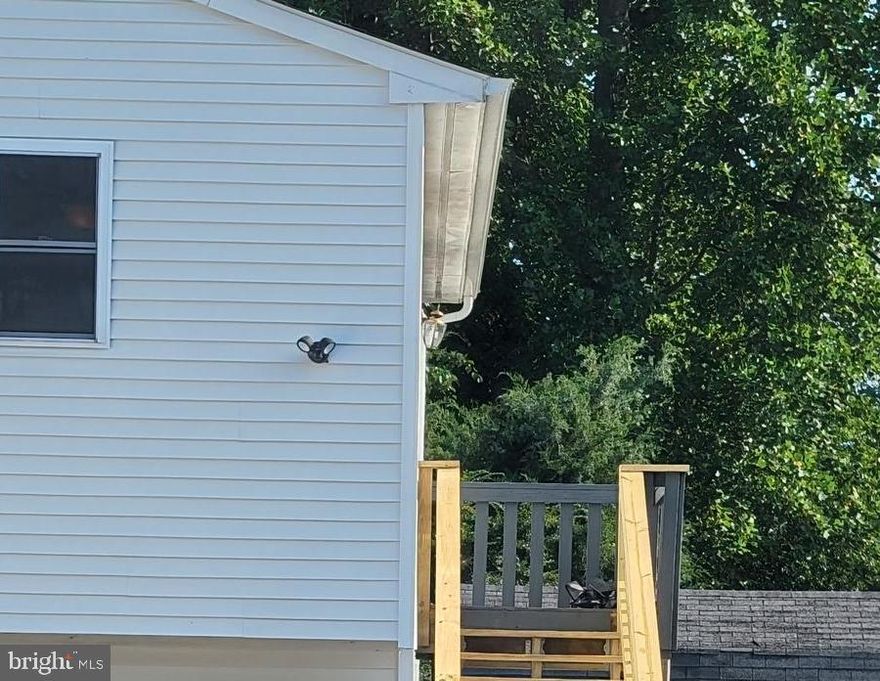 The Rent includes Electric/water/sewer/trash !!!!!This is a above garage apartment. washer/dryer. This is a 2 bedroom 1 bath . Granite counter tops. Dishwasher refrigerator stove washer dryer. Small side yard. Laminate floors in eatin kitchen and living room.  Carpet in bedrooms.