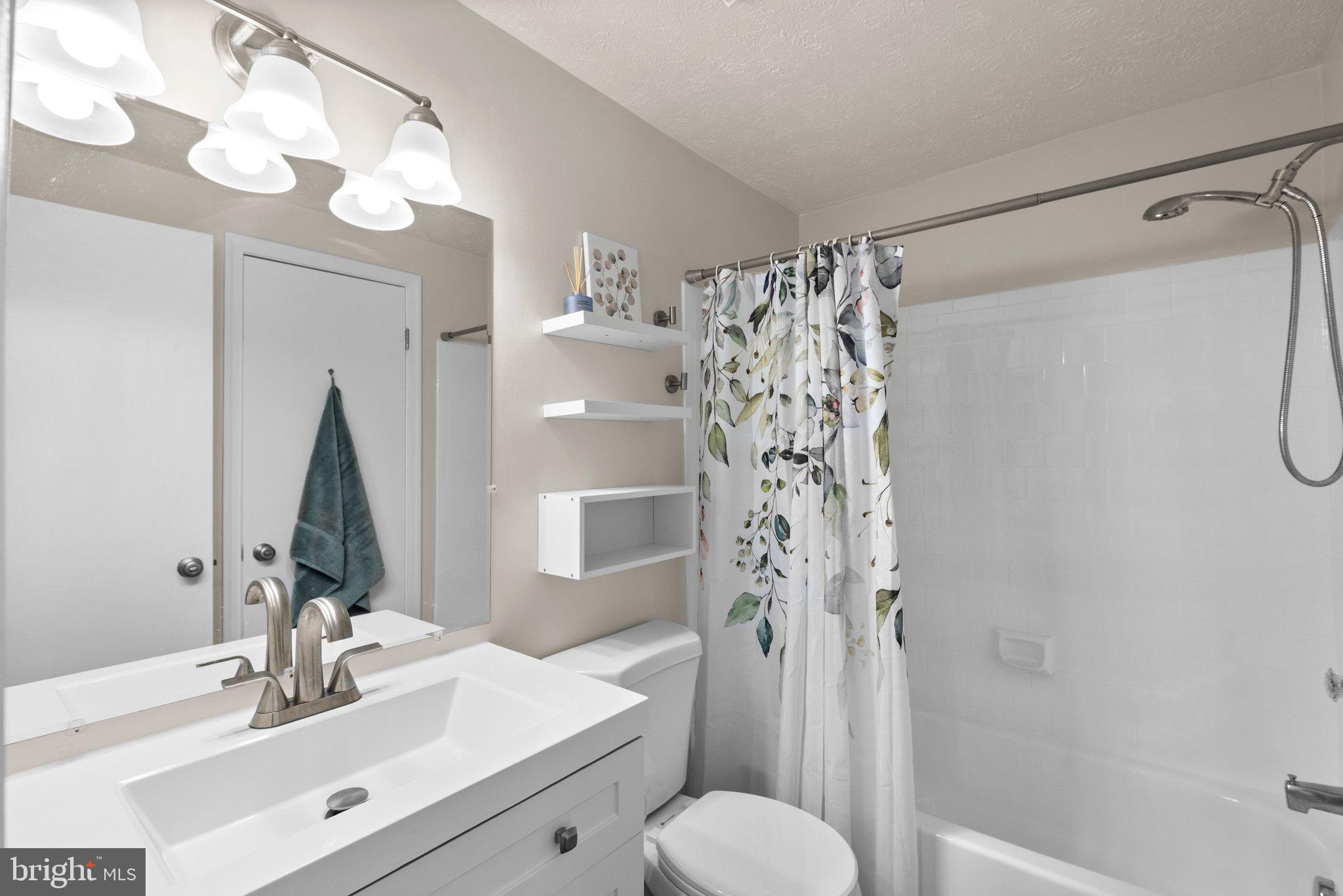 WHISPERING WOODS - Residential