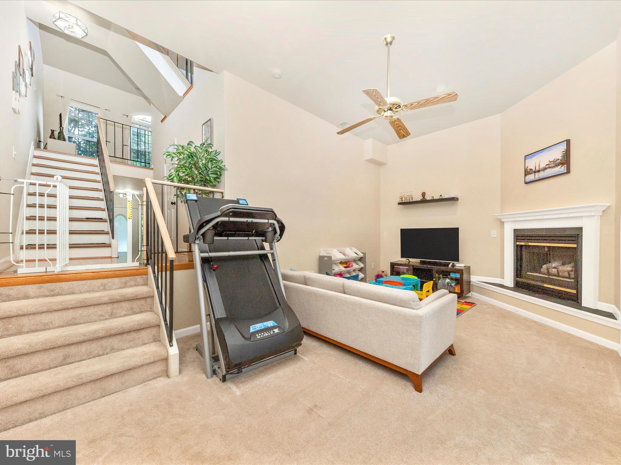 1025 LINDSAY LANE