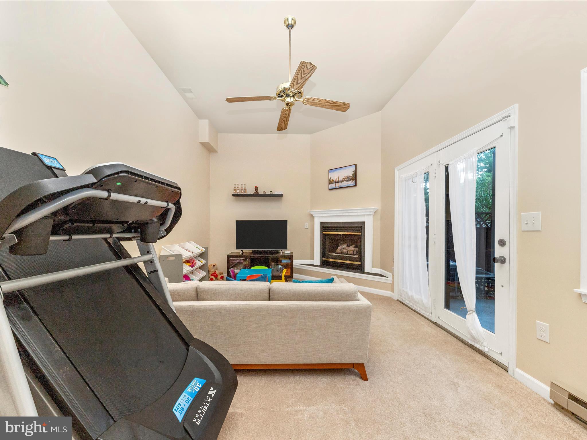 1025 LINDSAY LANE