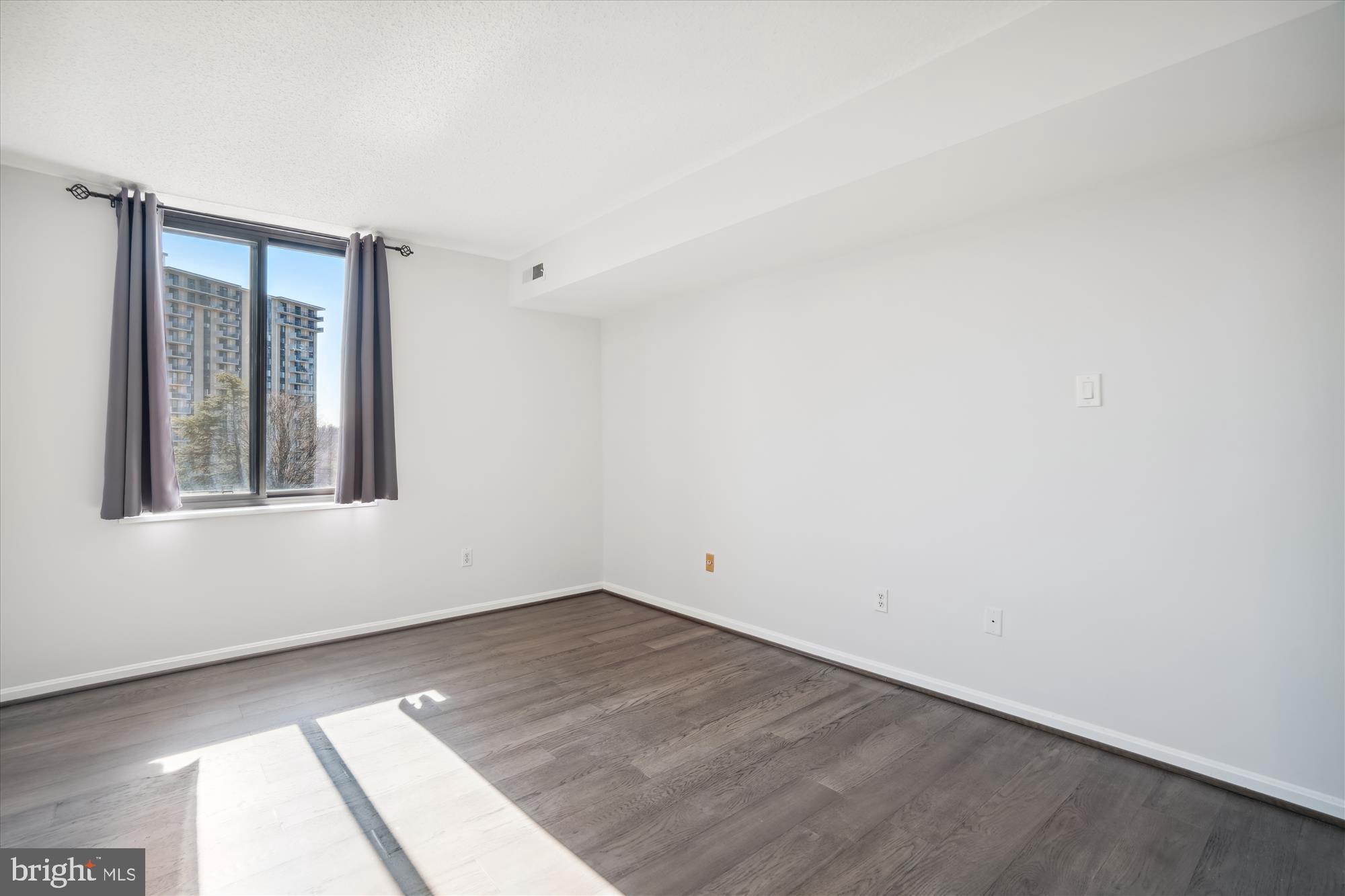 CHELSEA TOWERS - Residential