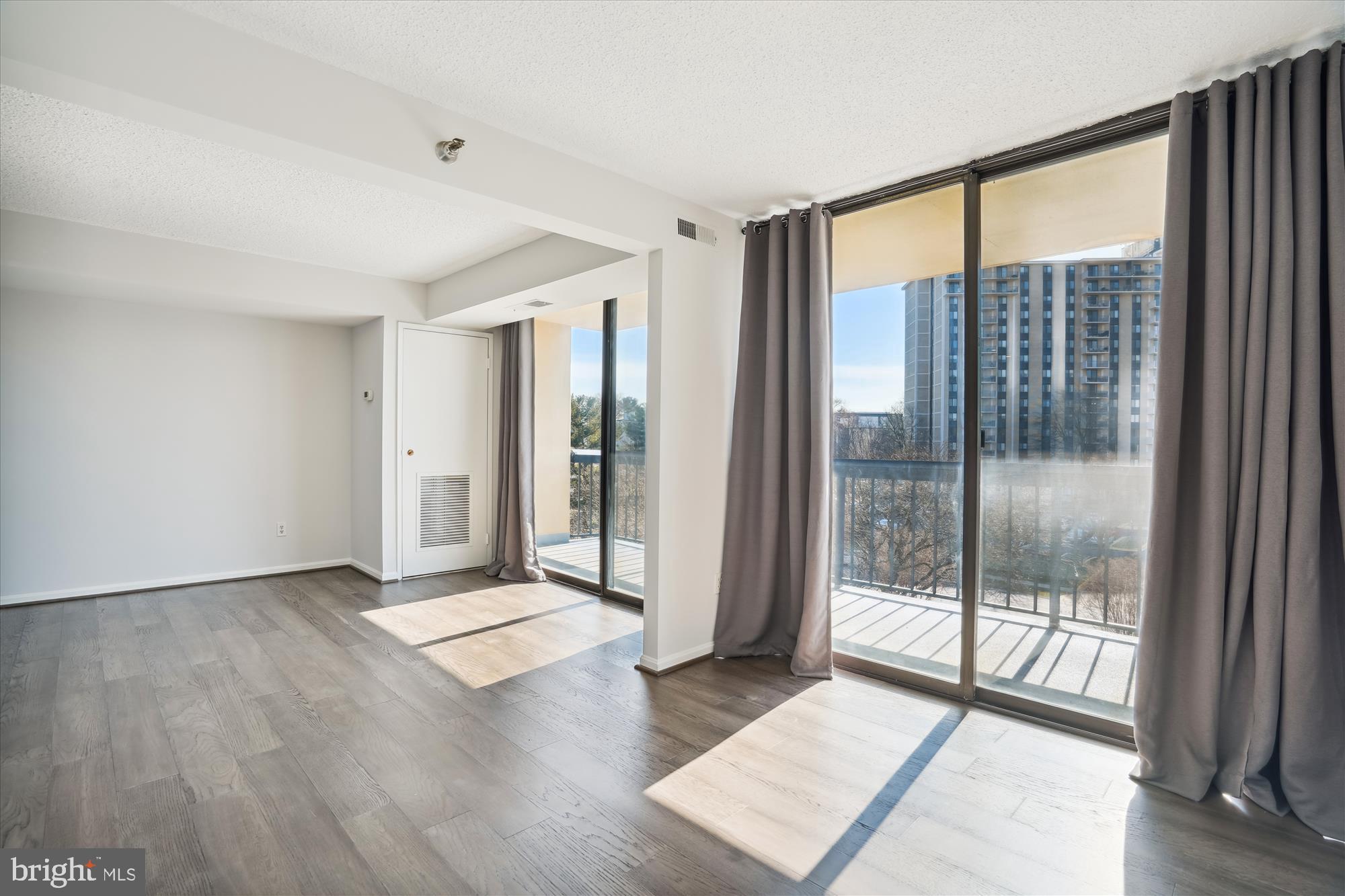 CHELSEA TOWERS - Residential