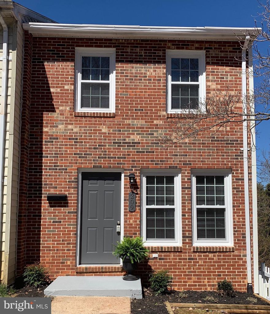 Gorgeous END Unit Town Home! 3 level, 2 bedroom, 2 bathroom townhouse. 50 Year New roof and all new high-efficiency windows. Beautiful granite kitchen counter-tops, all new stainless steel appliances Stunning laminate flooring and new carpet throughout. Newly renovated bathrooms, ceramic tile floors. Partially finished basement rec room or potential 3rd bedroom/Den. Spectacular view of the mountains out your back windows.