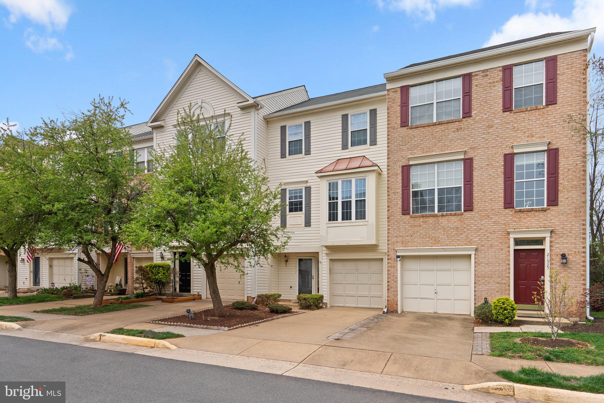 21937 THOMPSON SQUARE