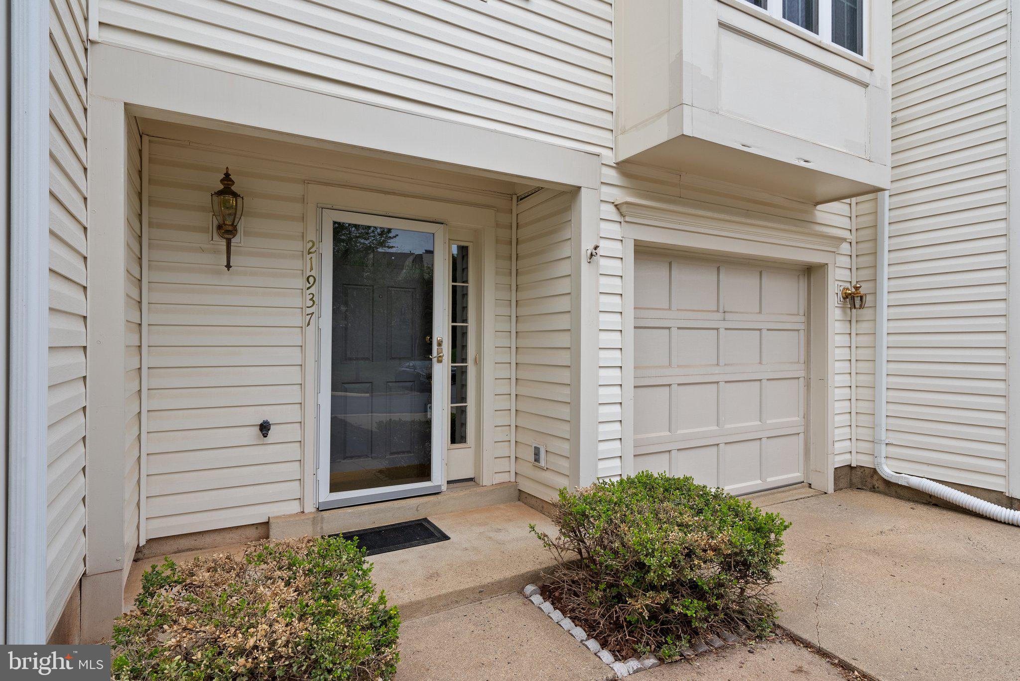 21937 THOMPSON SQUARE