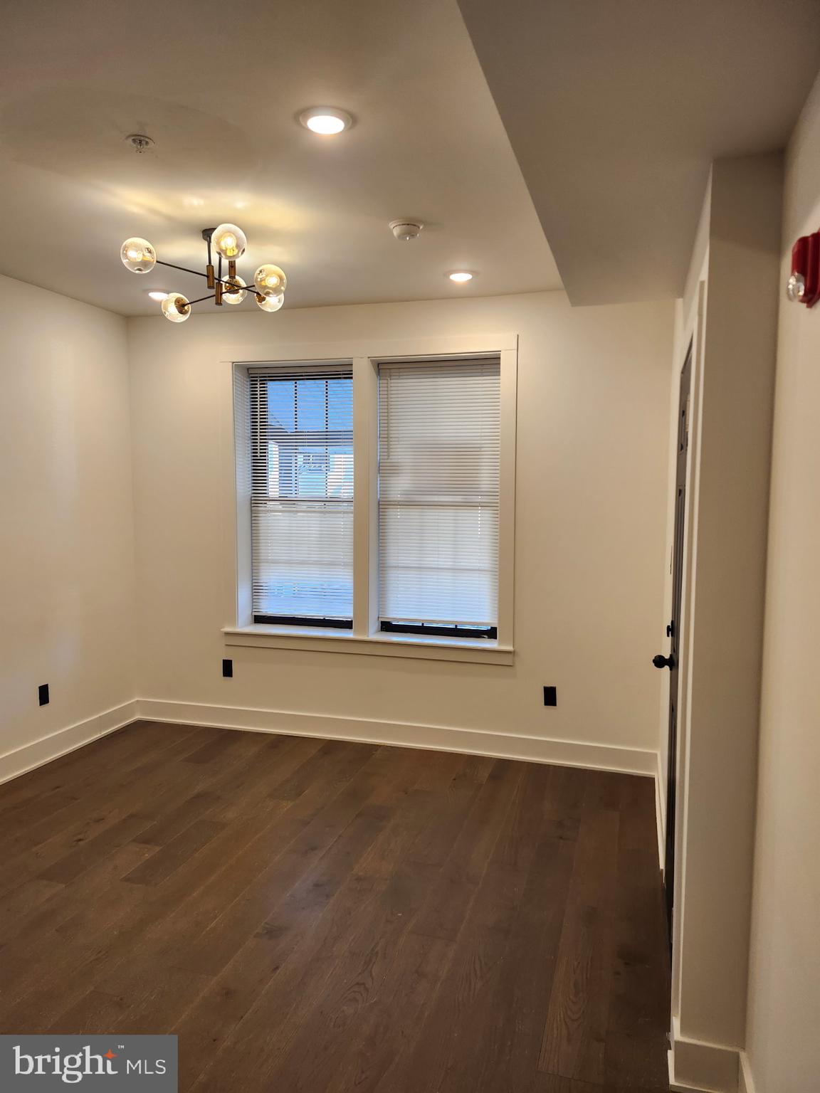 219 W QUEEN LANE