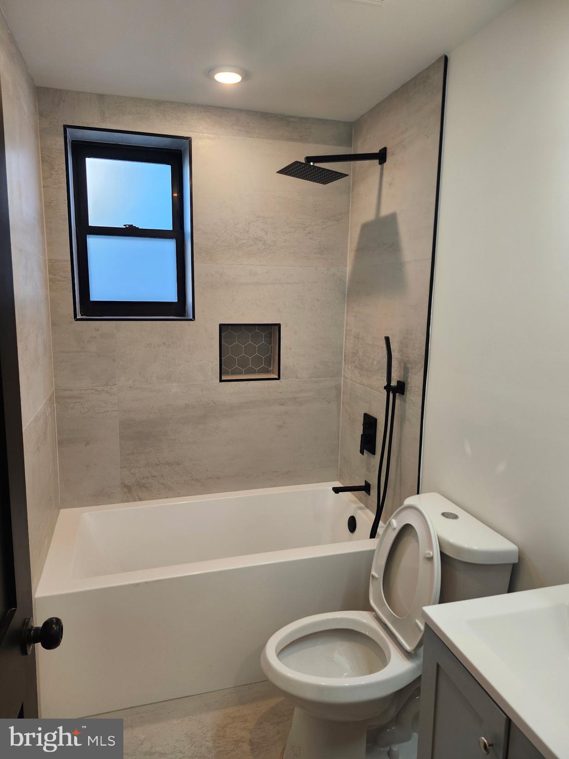 219 W QUEEN LANE