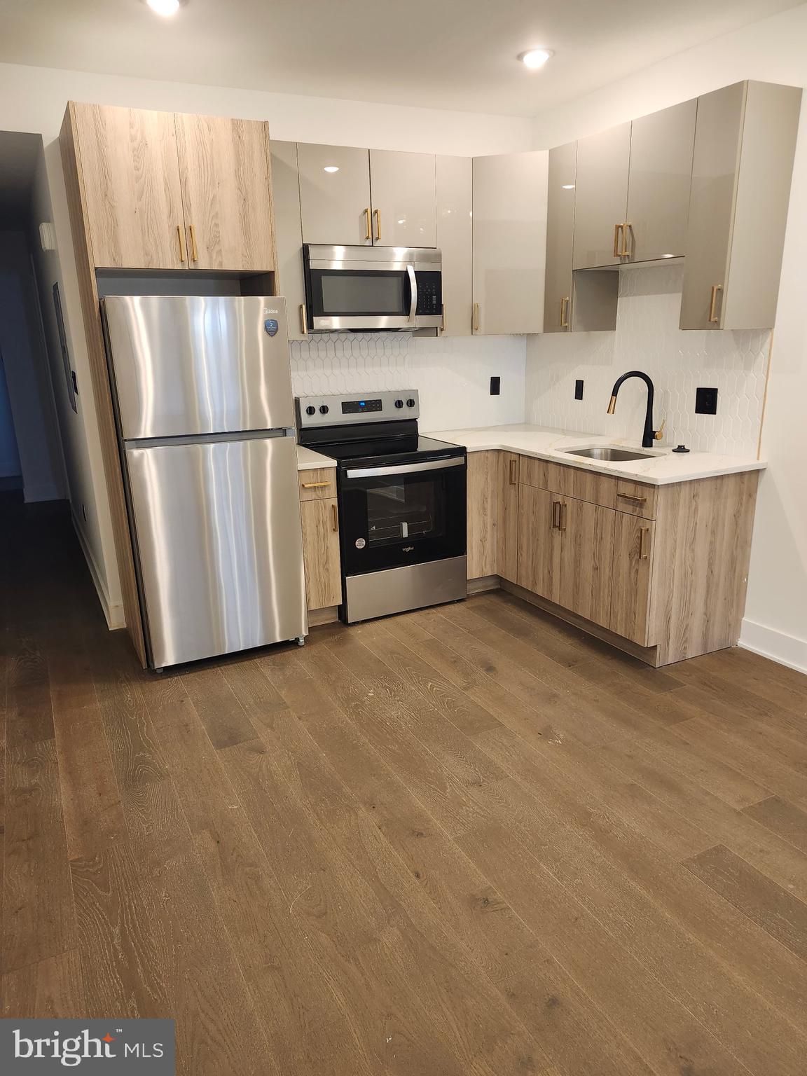 219 W QUEEN LANE