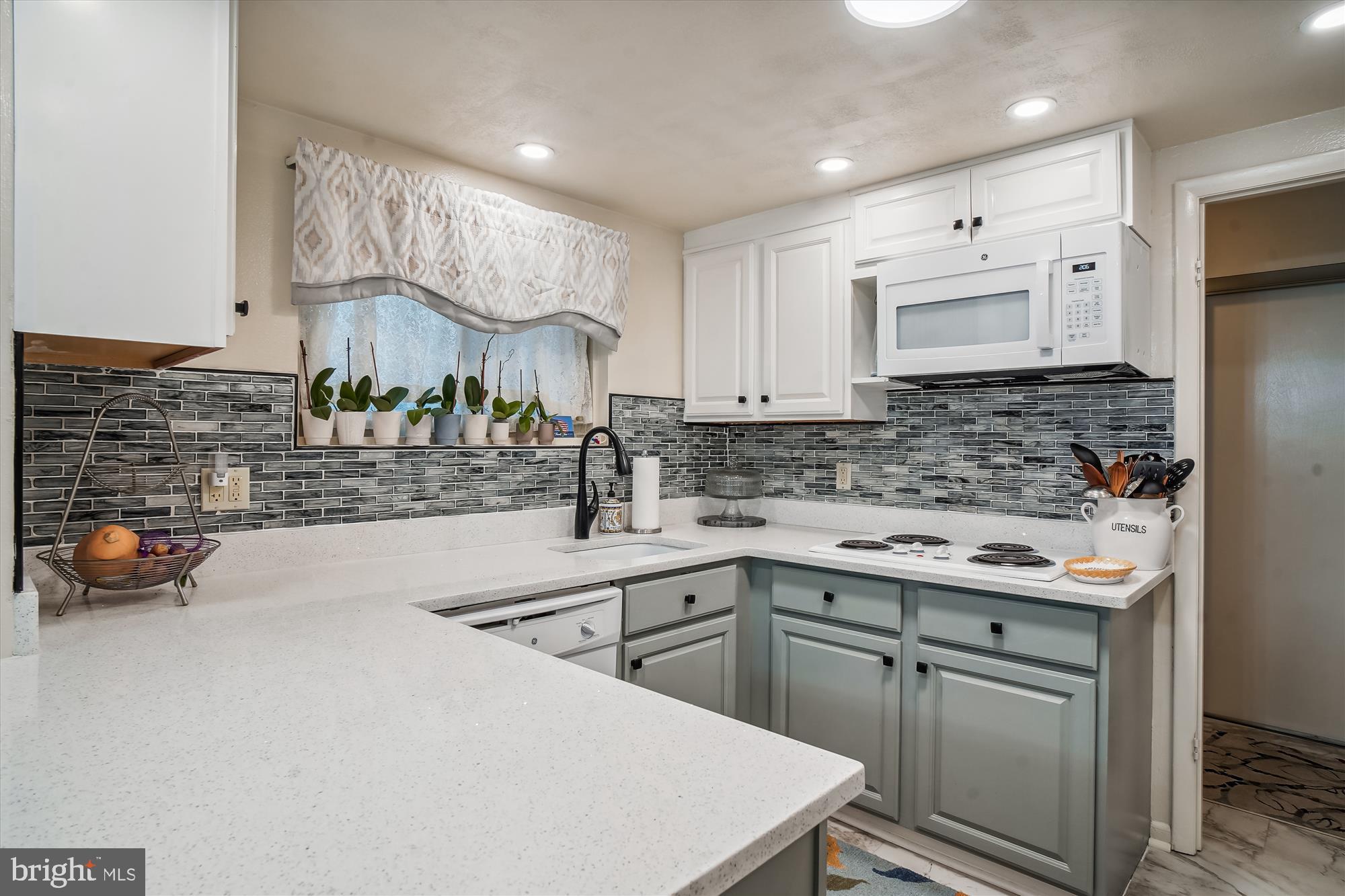 LEISURE WORLD - Residential