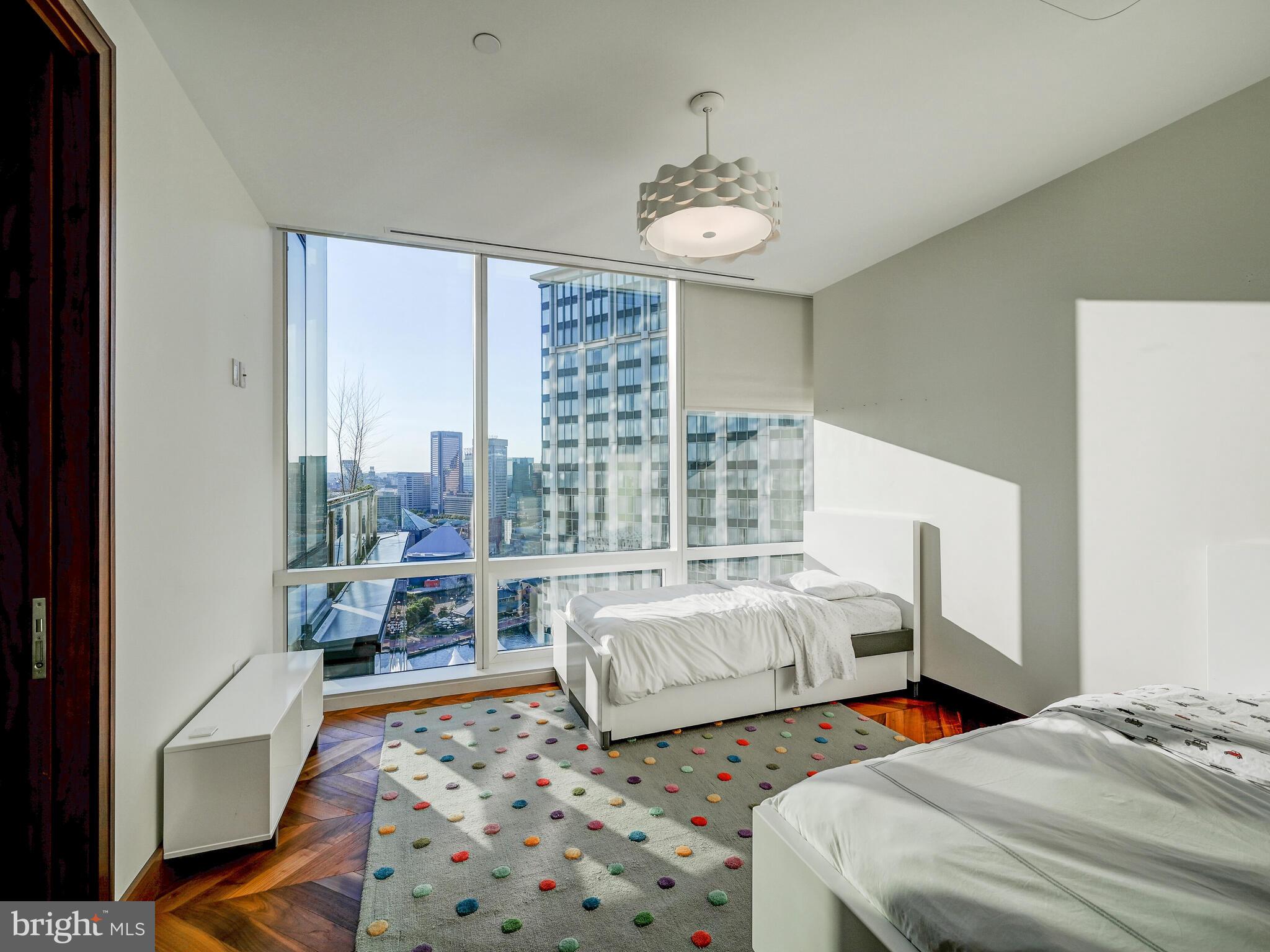 FOUR SEASONS PRIVATE RESIDENCES - Residential
