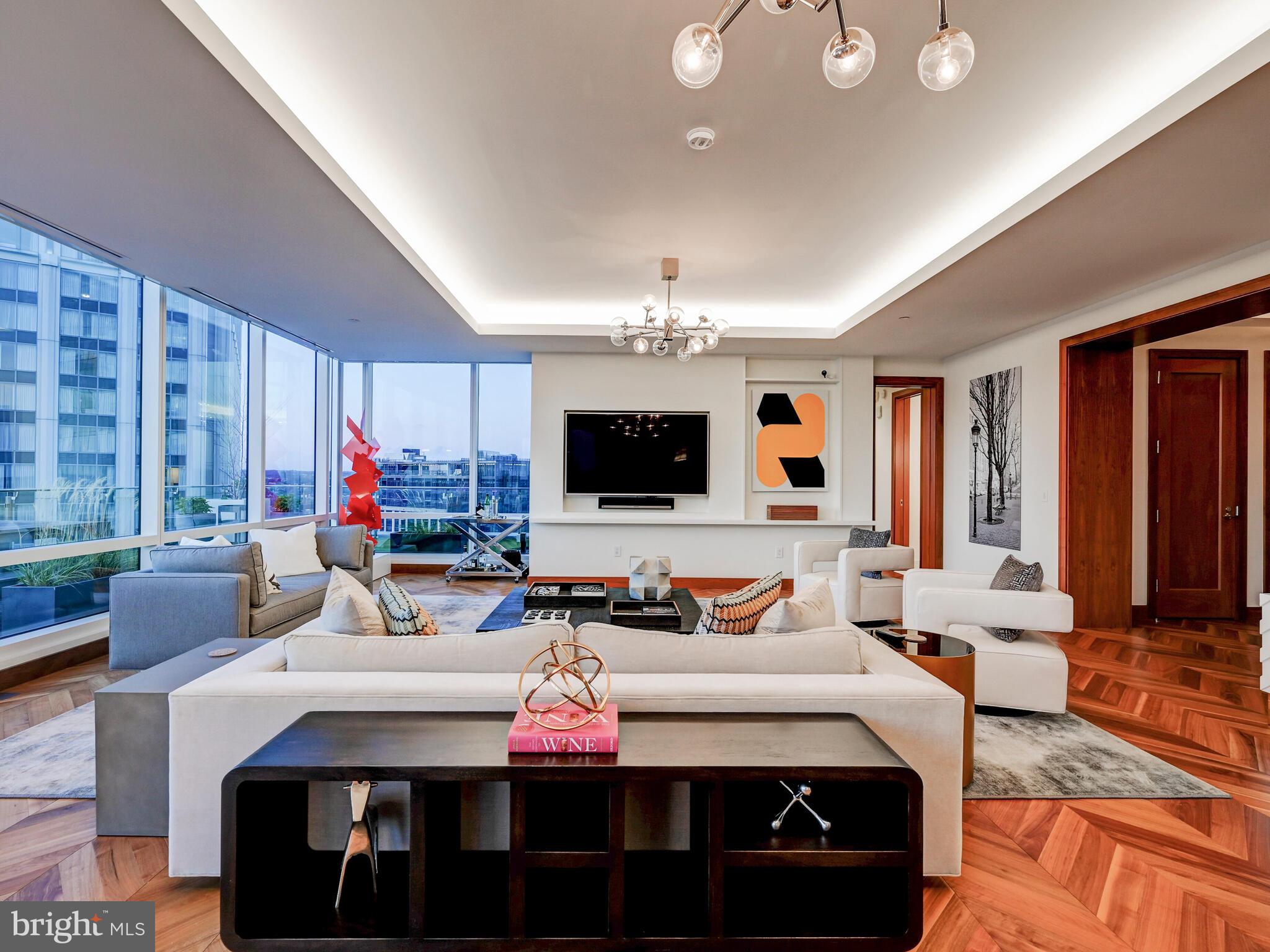 FOUR SEASONS PRIVATE RESIDENCES - Residential