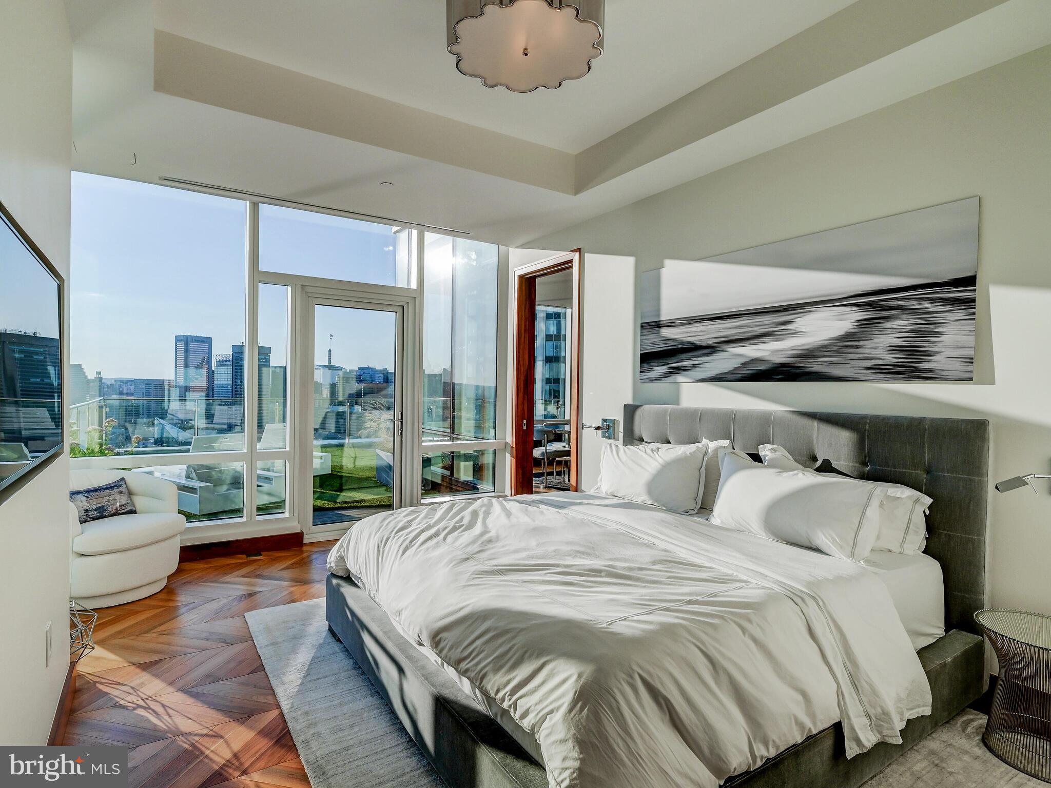 FOUR SEASONS PRIVATE RESIDENCES - Residential