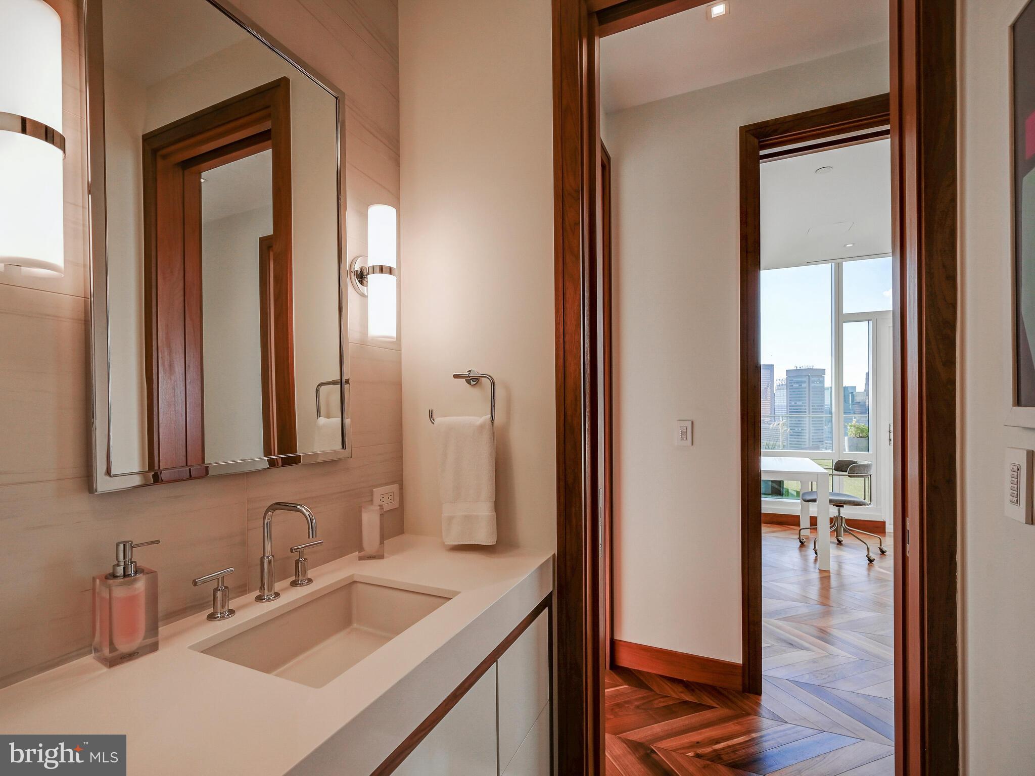 FOUR SEASONS PRIVATE RESIDENCES - Residential