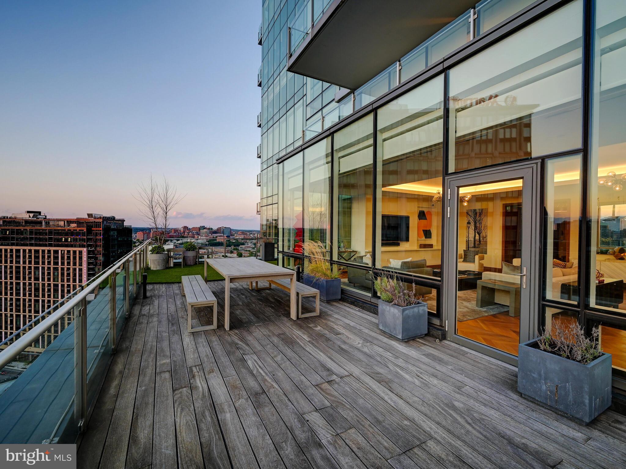 FOUR SEASONS PRIVATE RESIDENCES - Residential