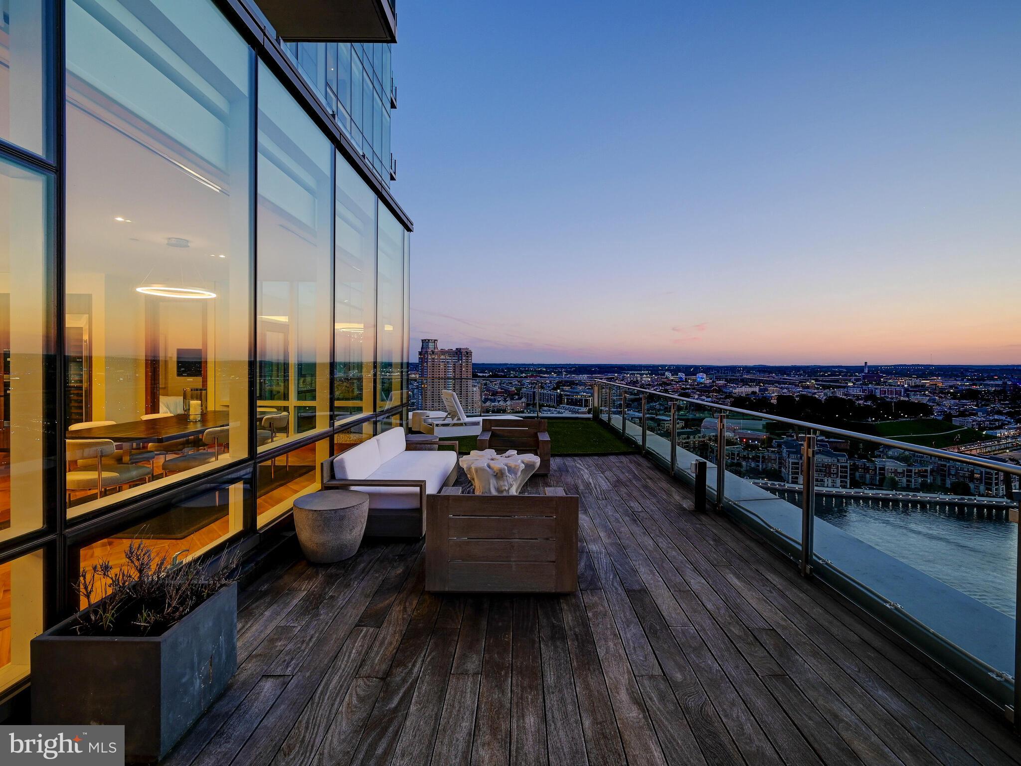 FOUR SEASONS PRIVATE RESIDENCES - Residential