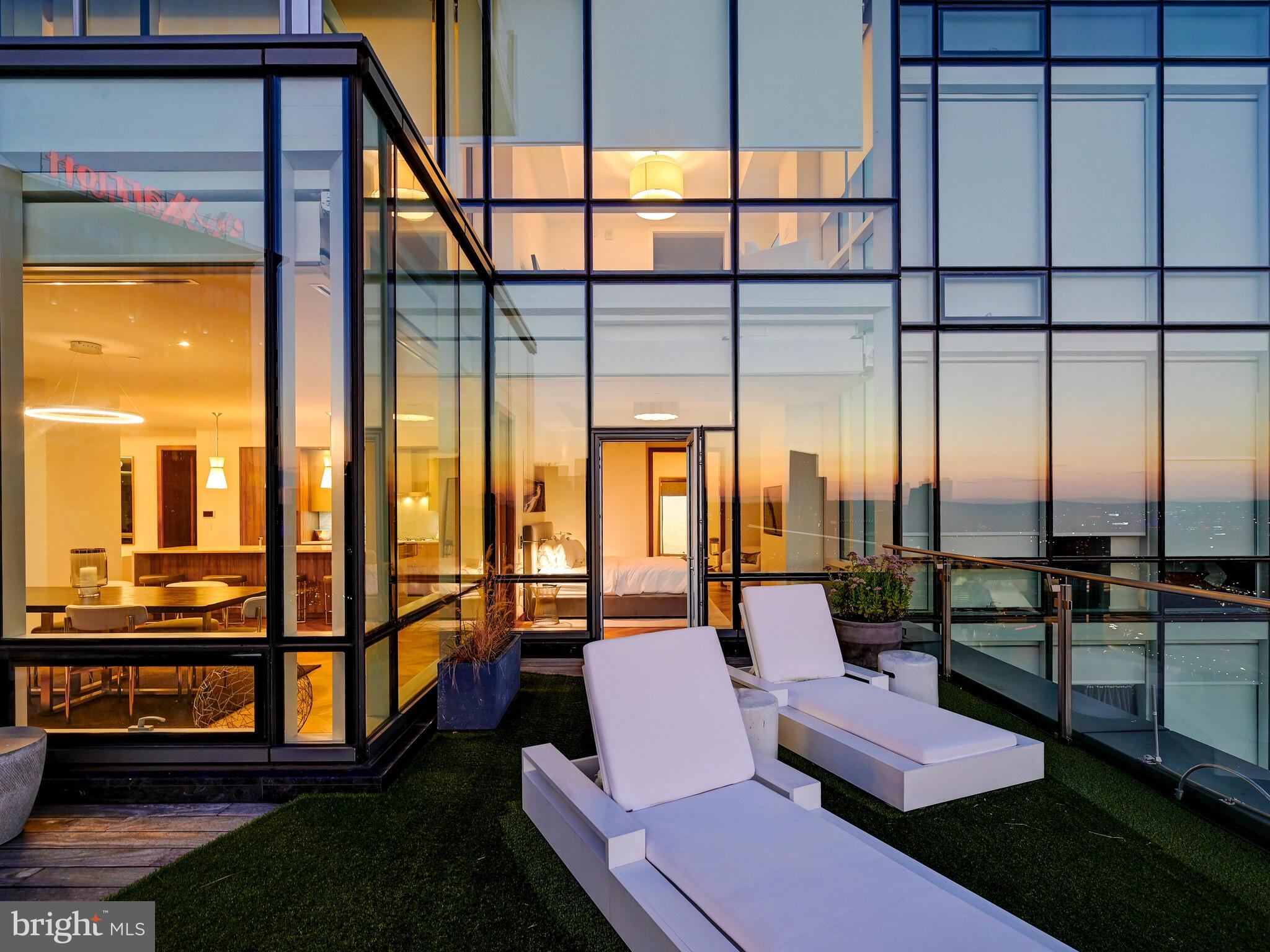 FOUR SEASONS PRIVATE RESIDENCES - Residential