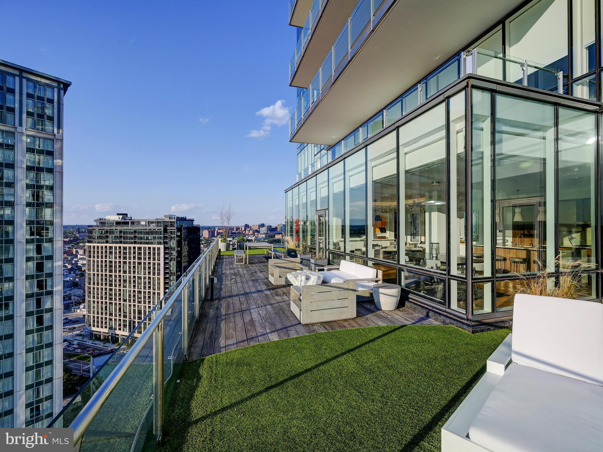 FOUR SEASONS PRIVATE RESIDENCES - Residential