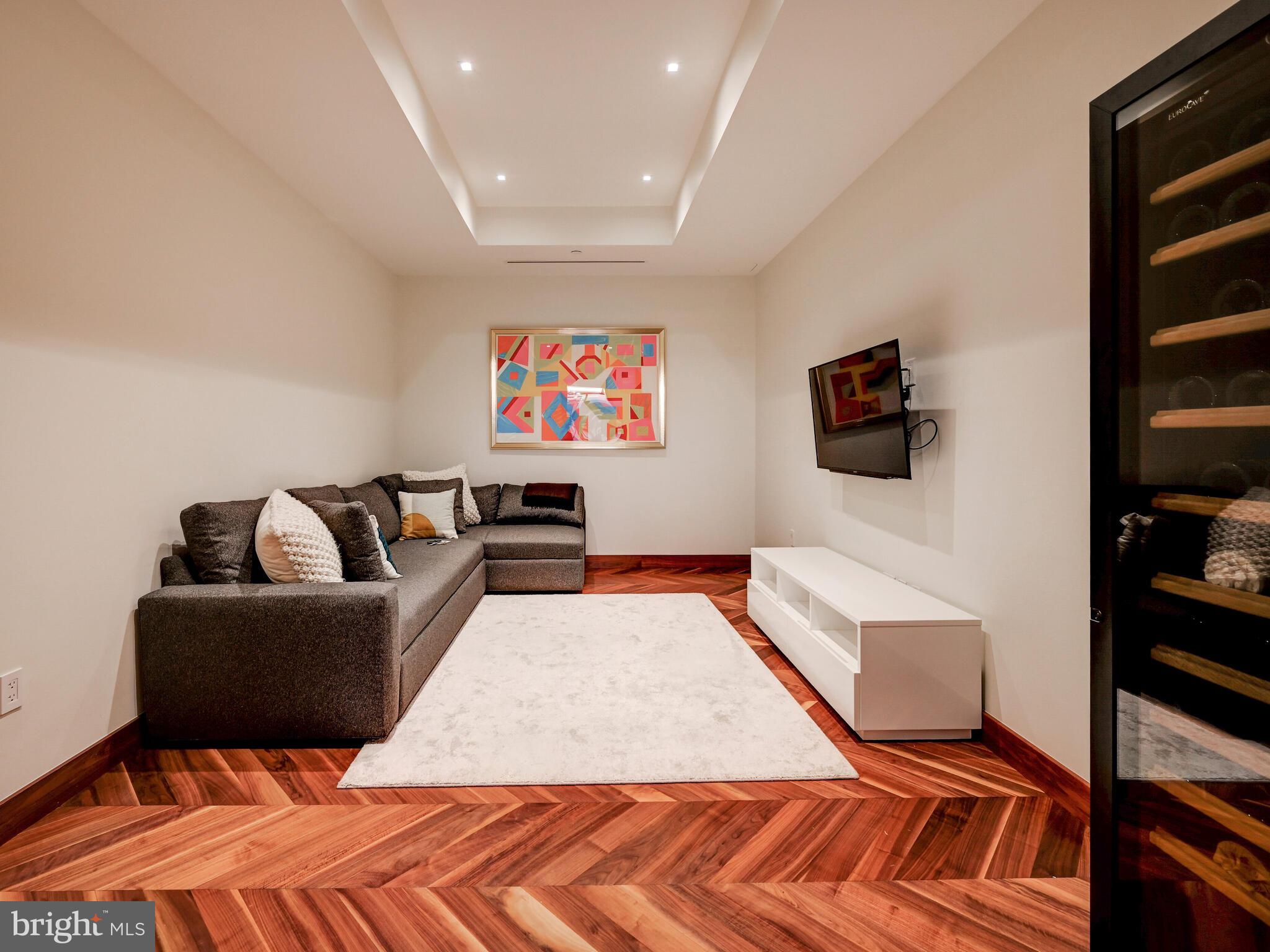 FOUR SEASONS PRIVATE RESIDENCES - Residential