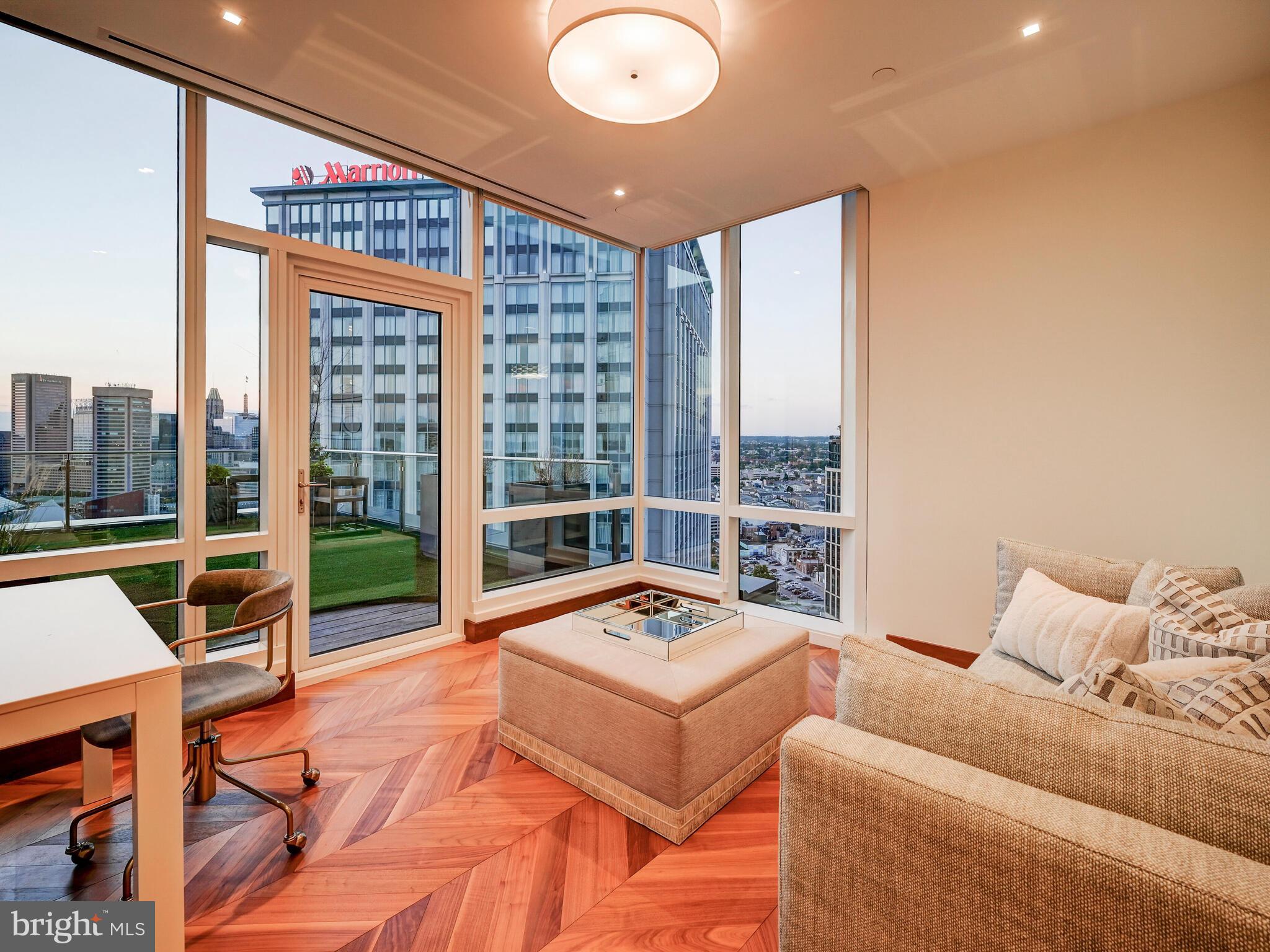 FOUR SEASONS PRIVATE RESIDENCES - Residential