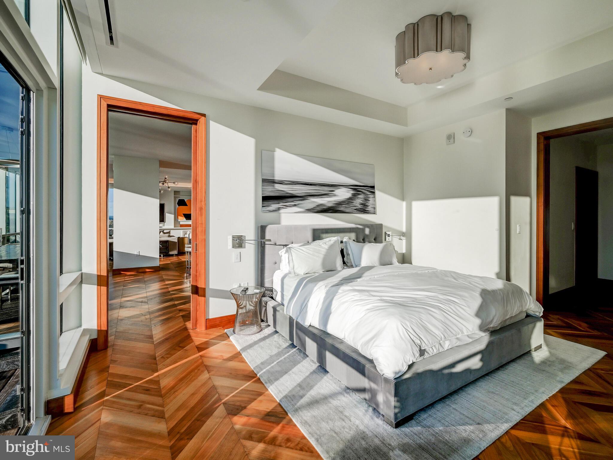 FOUR SEASONS PRIVATE RESIDENCES - Residential