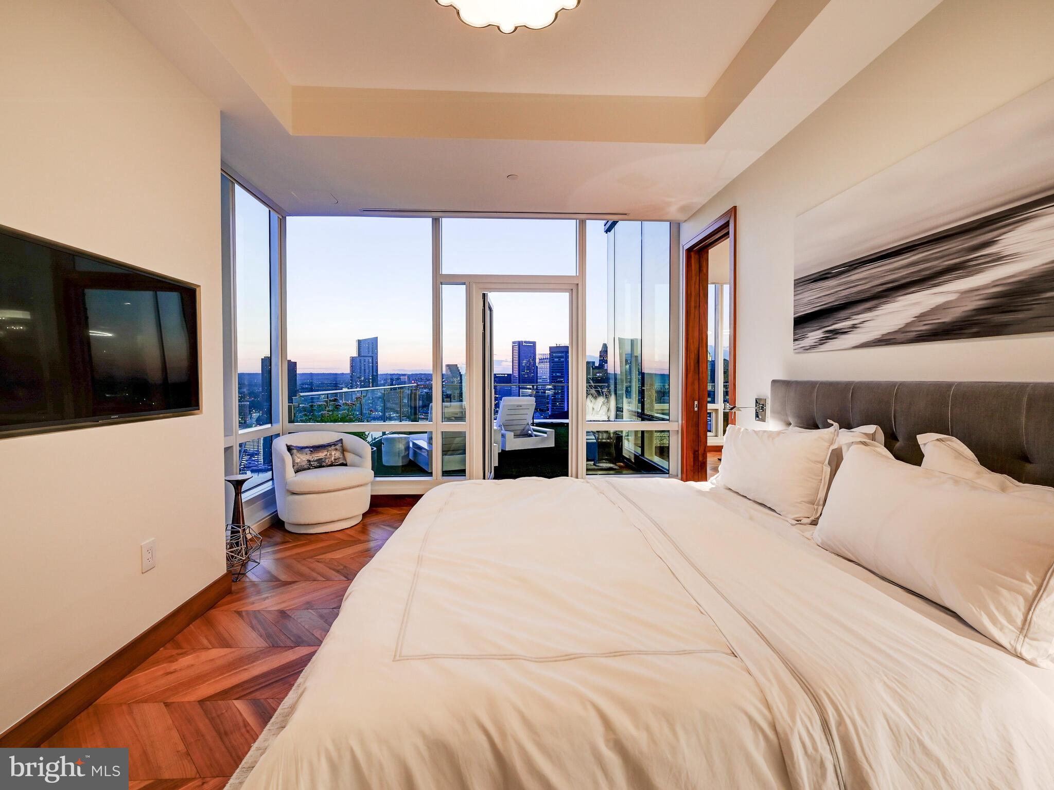 FOUR SEASONS PRIVATE RESIDENCES - Residential