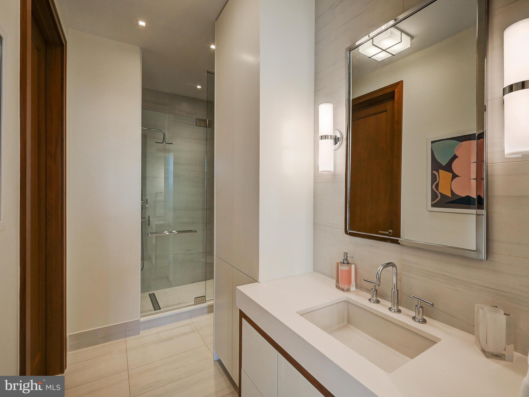 FOUR SEASONS PRIVATE RESIDENCES - Residential
