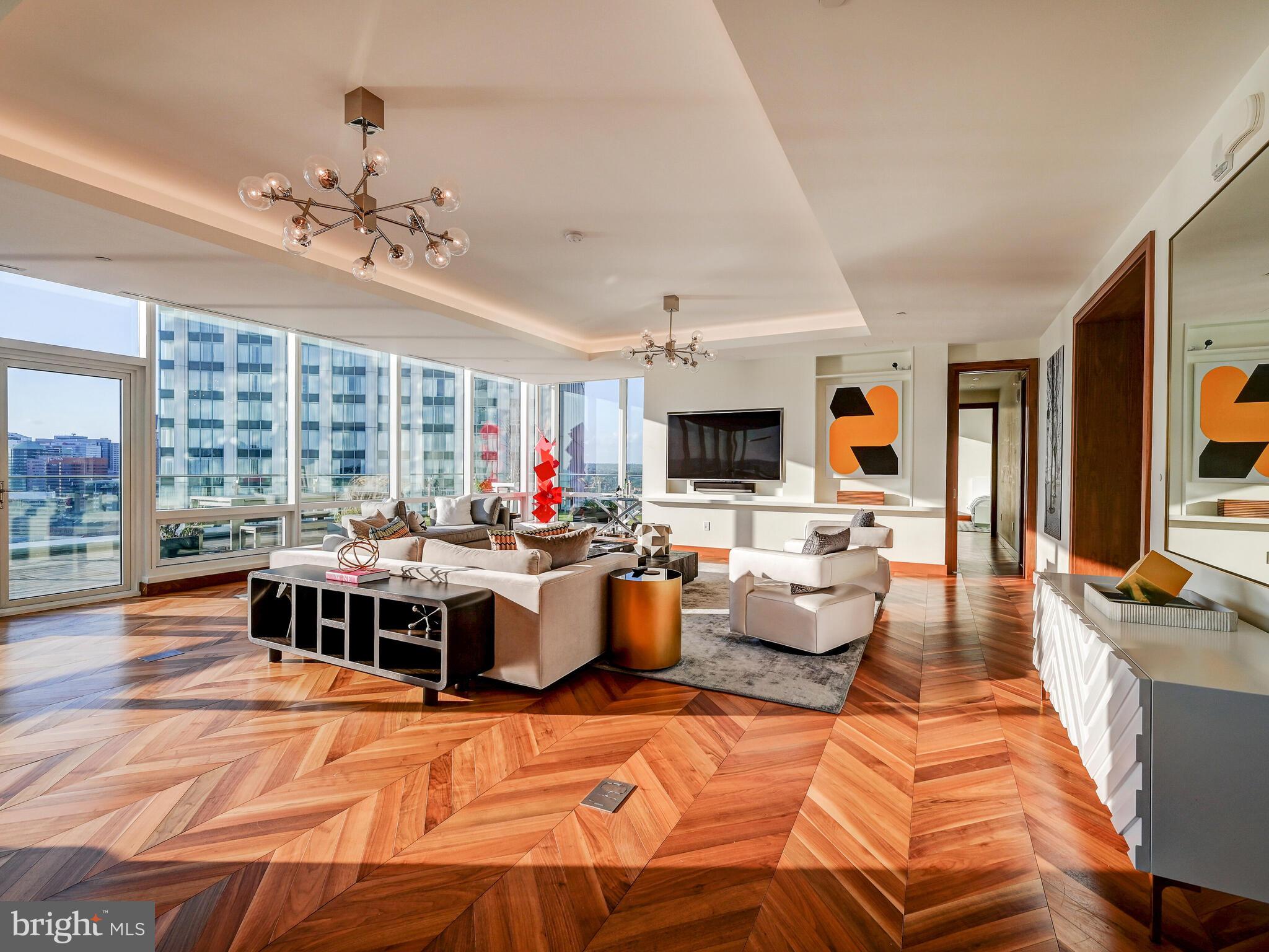 FOUR SEASONS PRIVATE RESIDENCES - Residential